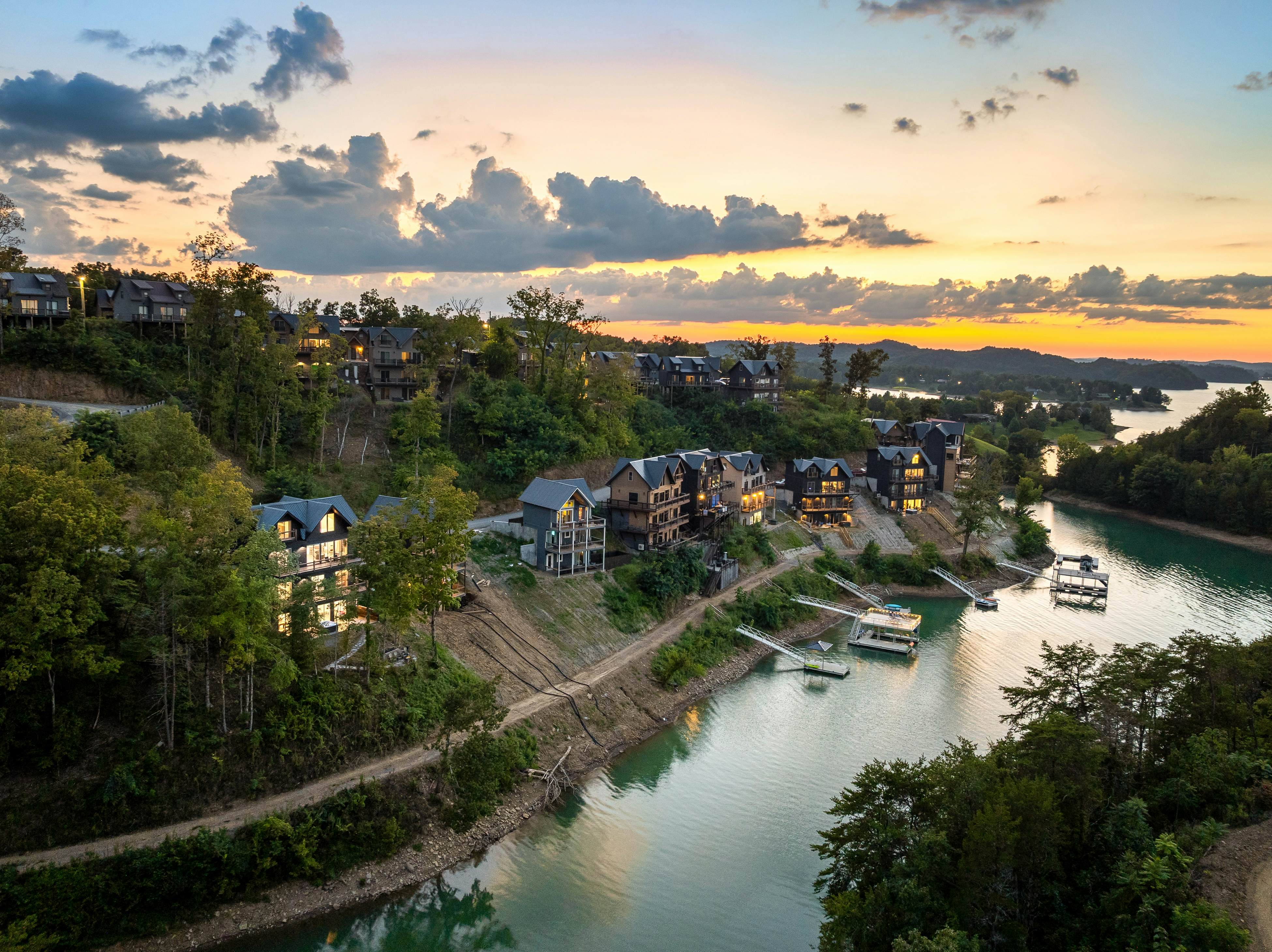 Lakefront Cabin, Sleeps 14・Private Pool・Game room