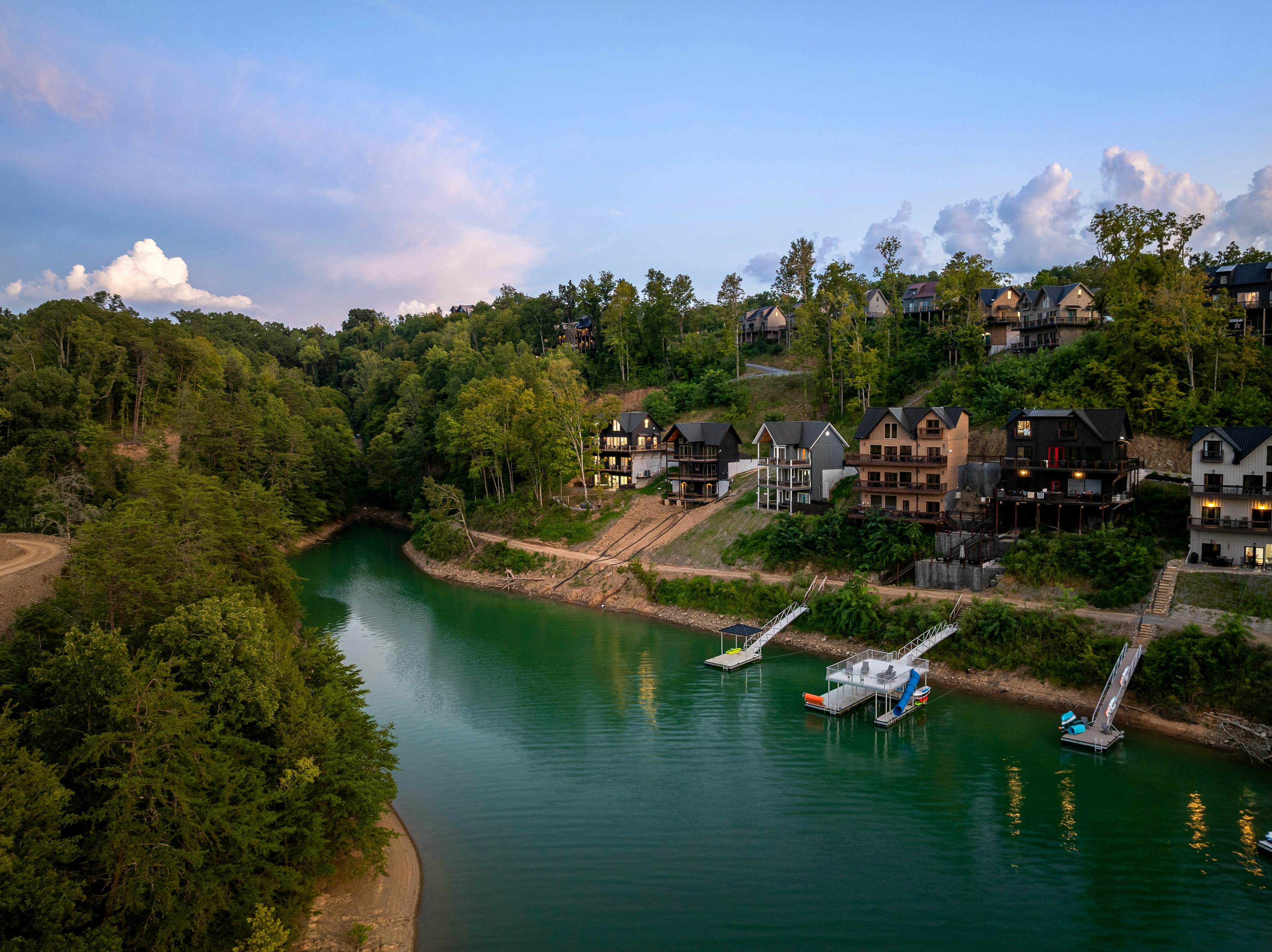 Lakefront Cabin, Sleeps 14・Private Pool・Game room