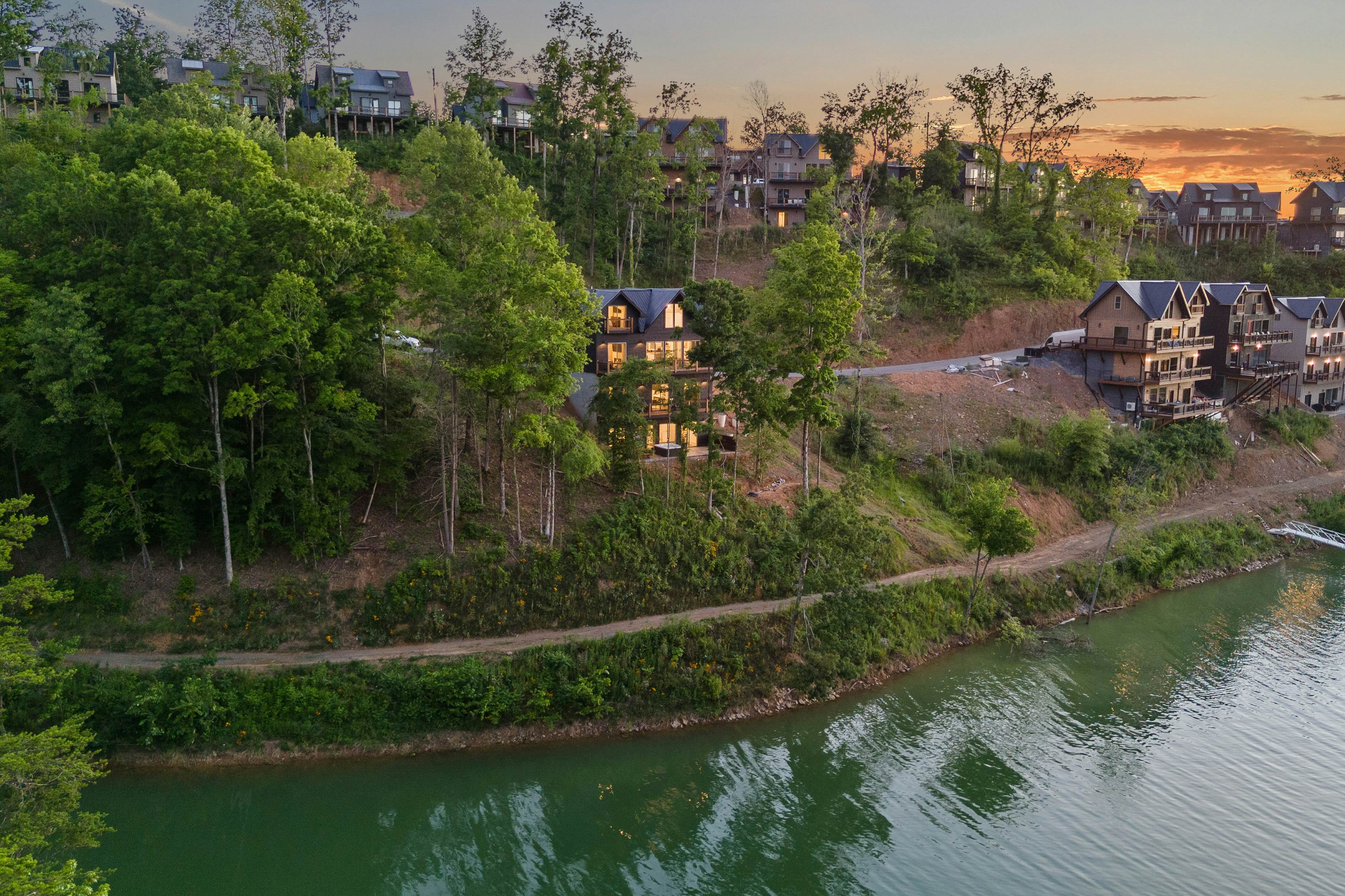 Lakefront Cabin, Sleeps 14・Private Pool・Game room