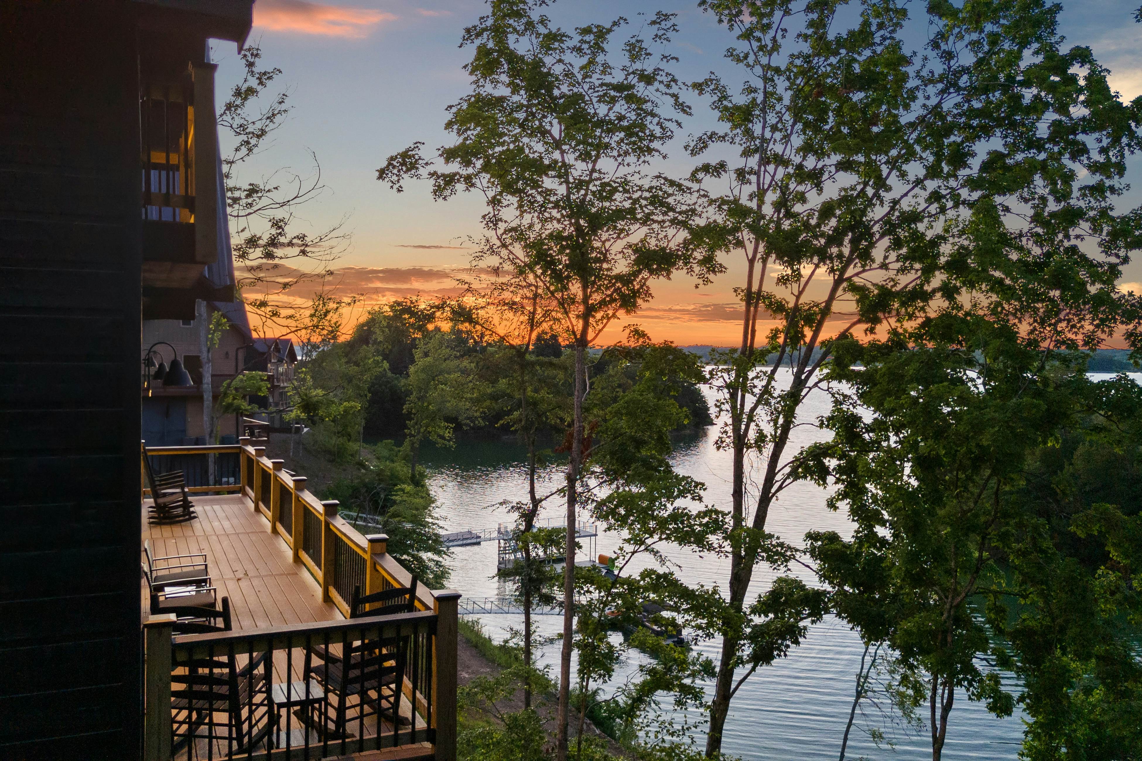 Lakefront Cabin, Sleeps 14・Private Pool・Game room