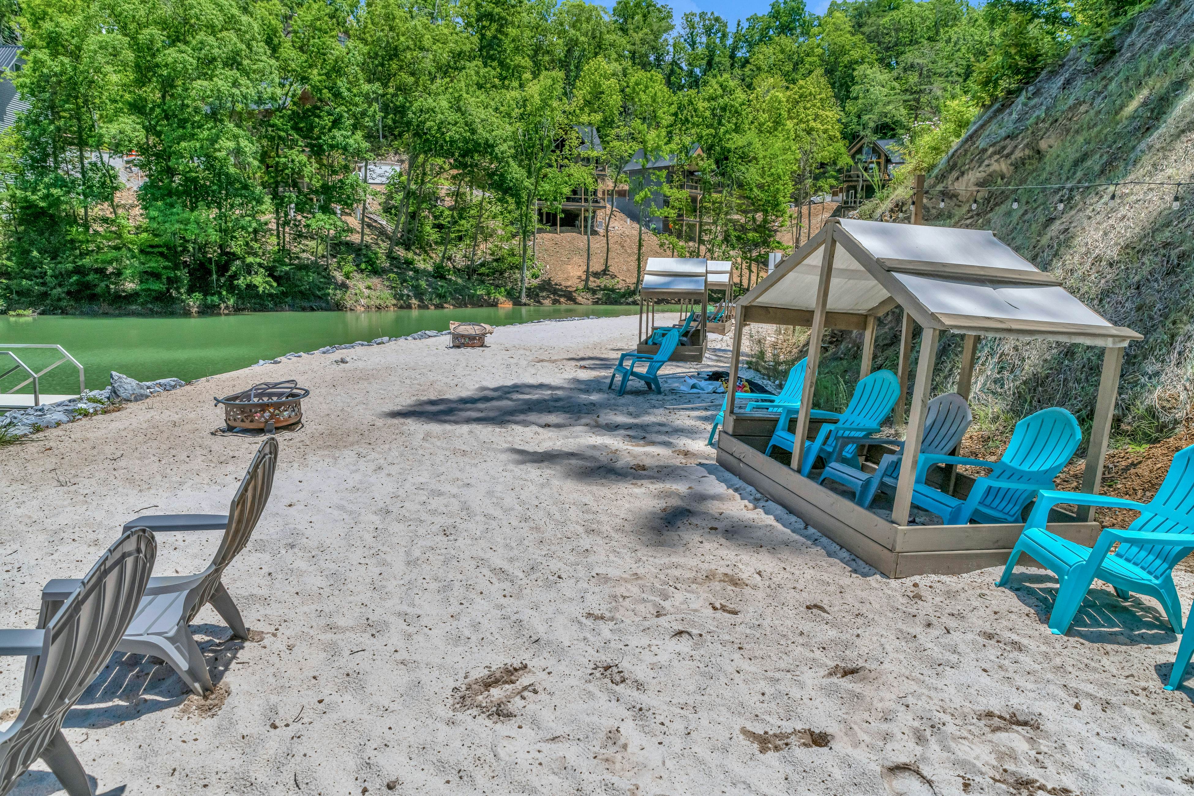 Lakefront Cabin, Sleeps 14・Private Pool・Game room