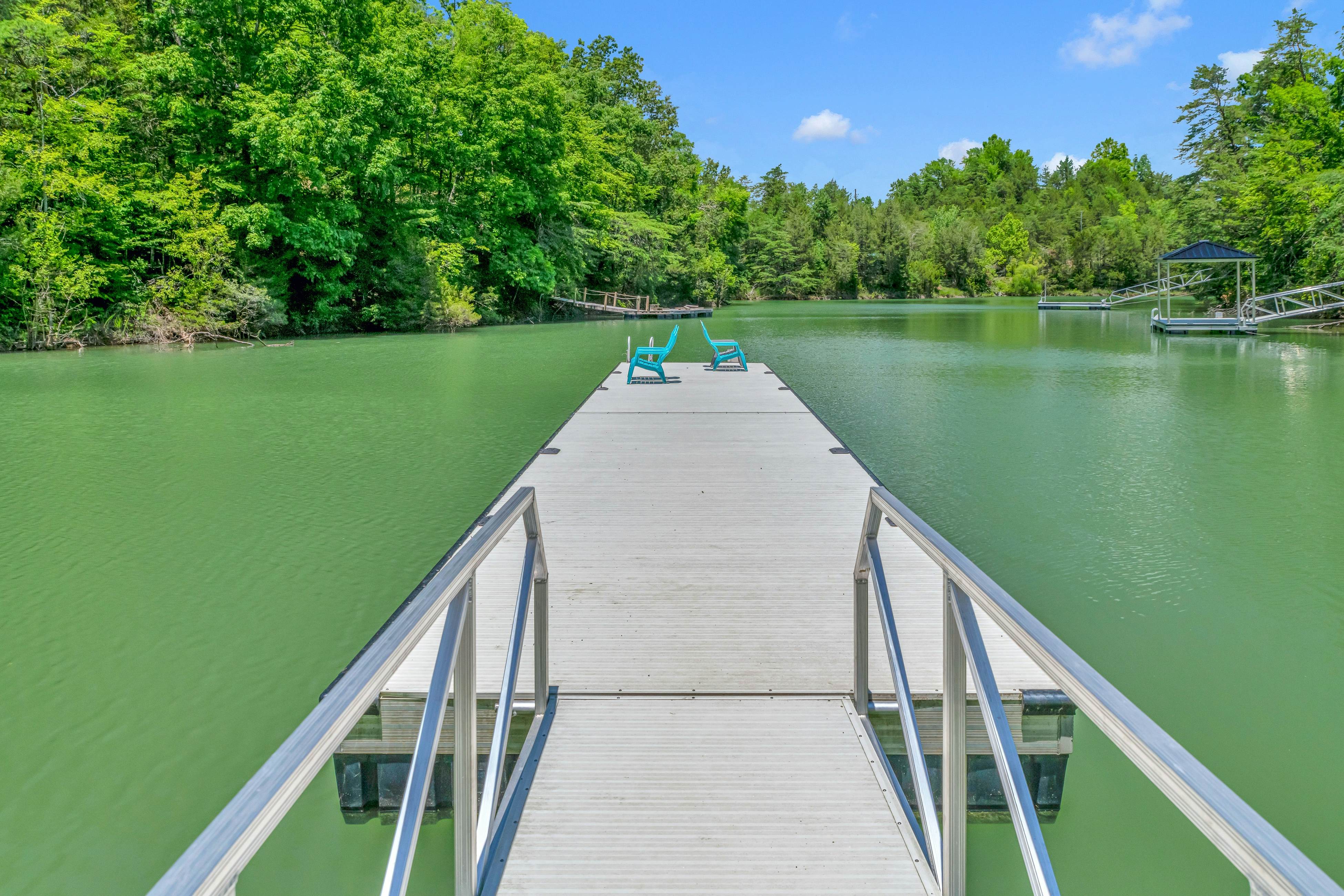 Lakefront Cabin, Sleeps 14・Private Pool・Game room