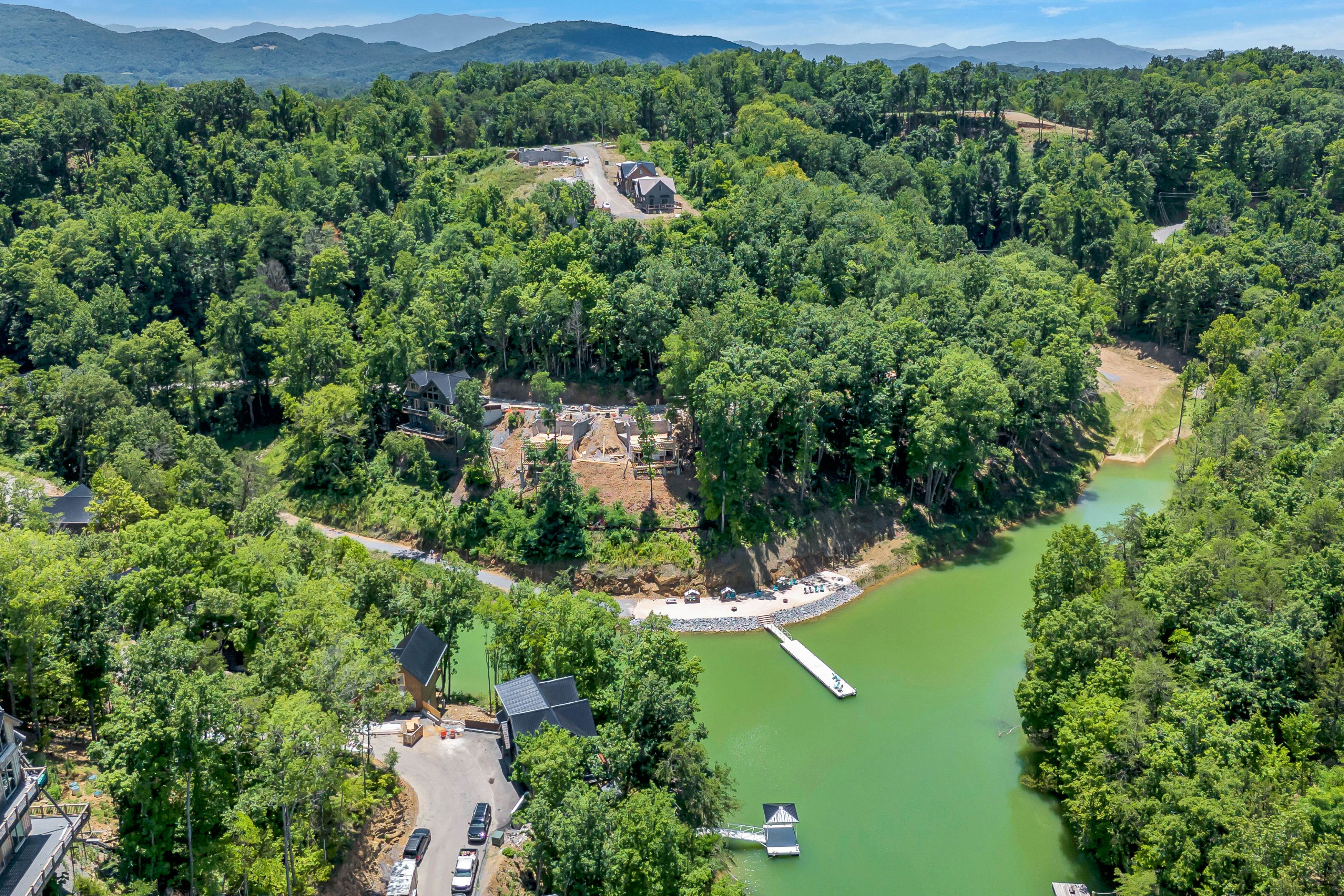 Lakefront Cabin, Sleeps 14・Private Pool・Game room