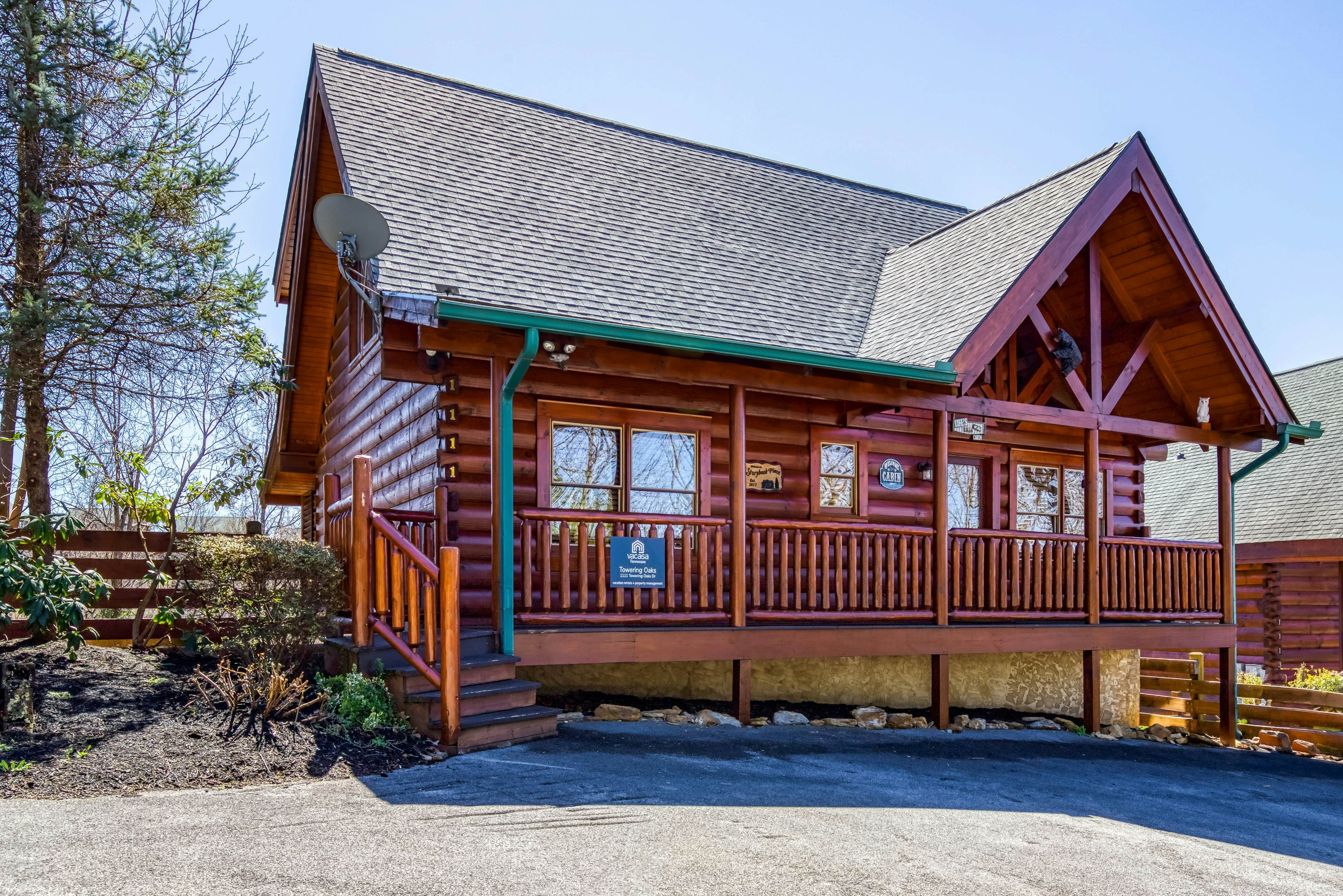 Storybook mountain-view cabin with hot tub, pool table & free attraction tickets