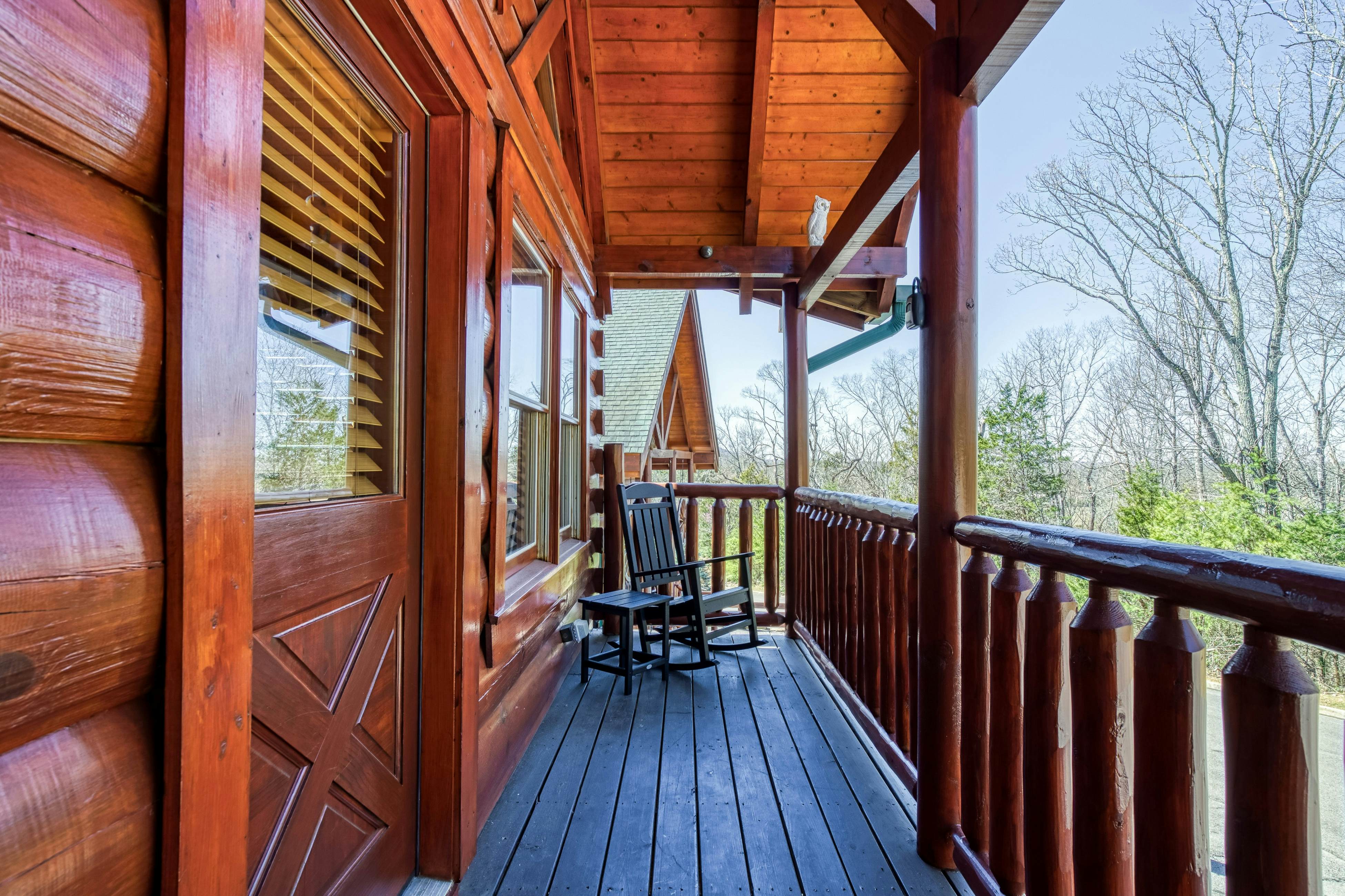 Storybook mountain-view cabin with hot tub, pool table & free attraction tickets