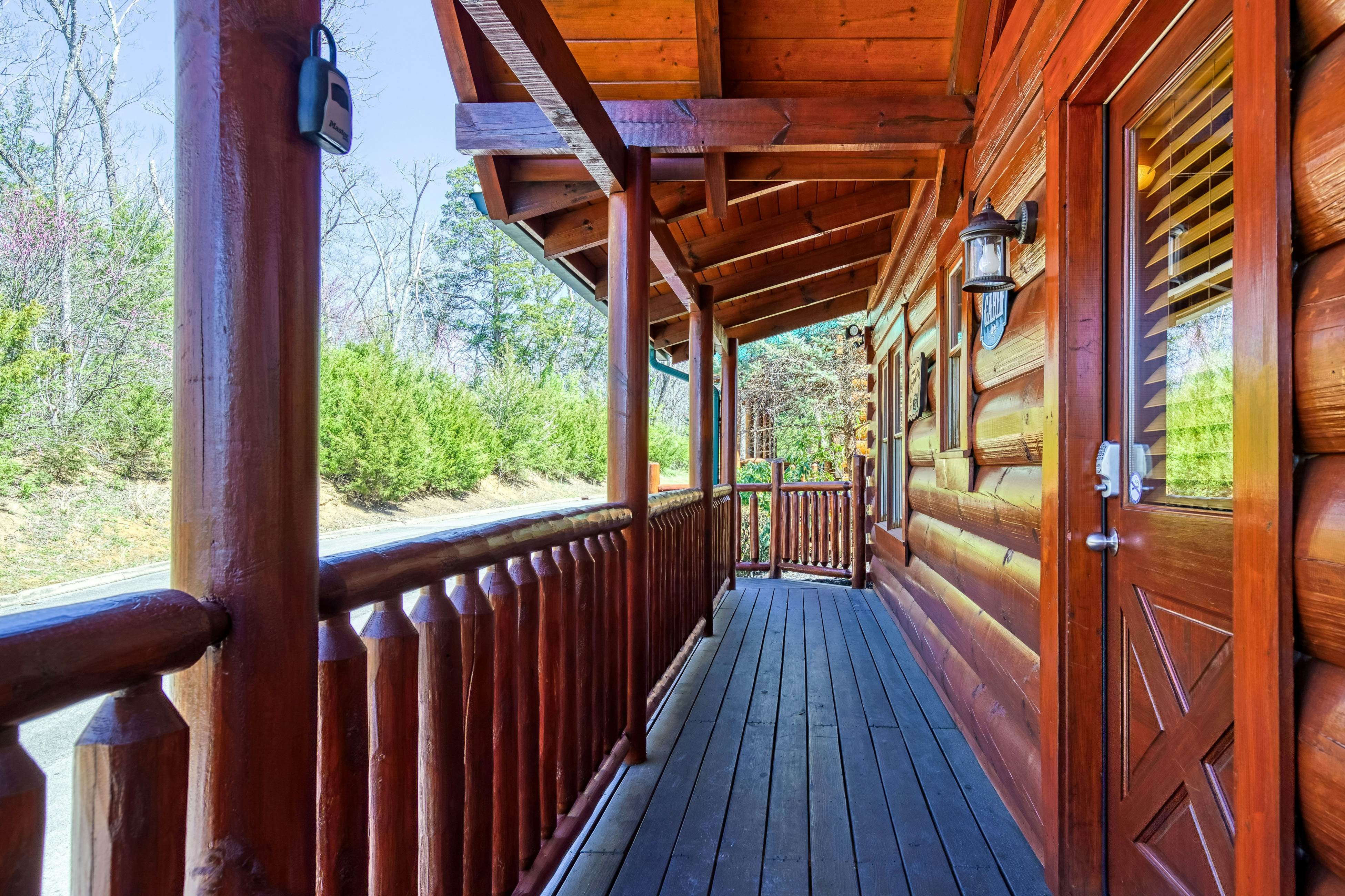 Storybook mountain-view cabin with hot tub, pool table & free attraction tickets