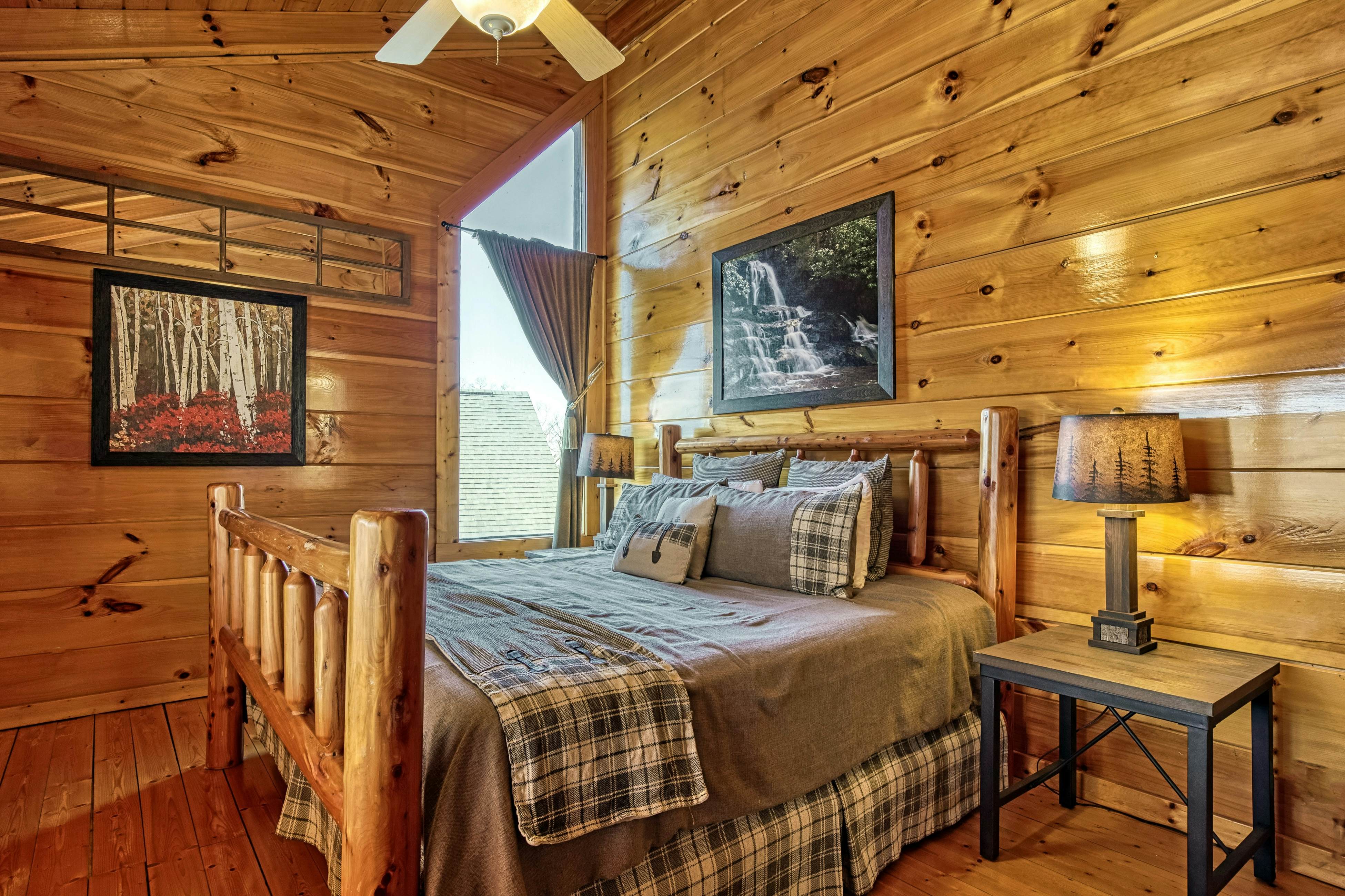 Storybook mountain-view cabin with hot tub, pool table & free attraction tickets