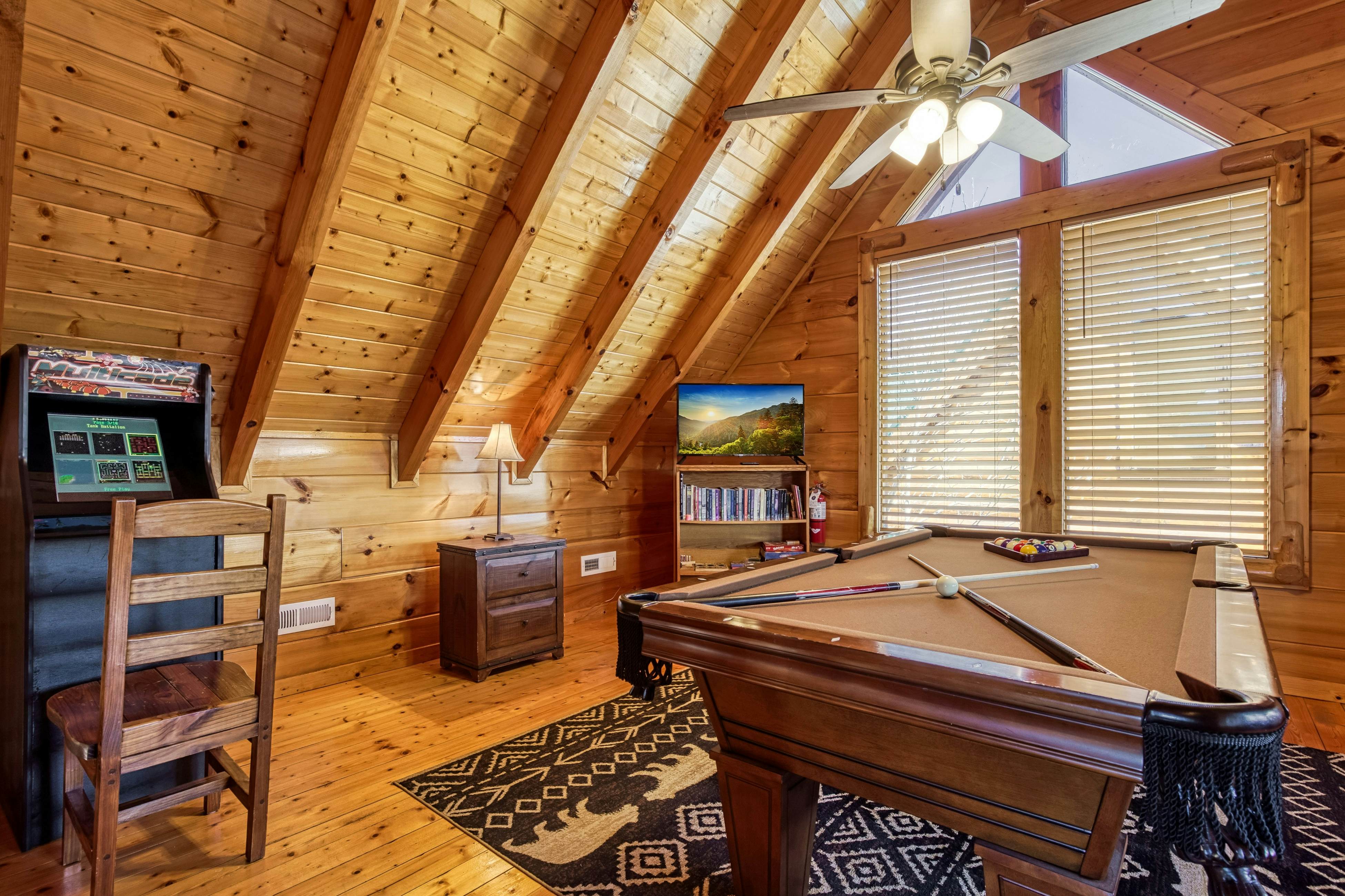 Storybook mountain-view cabin with hot tub, pool table & free attraction tickets