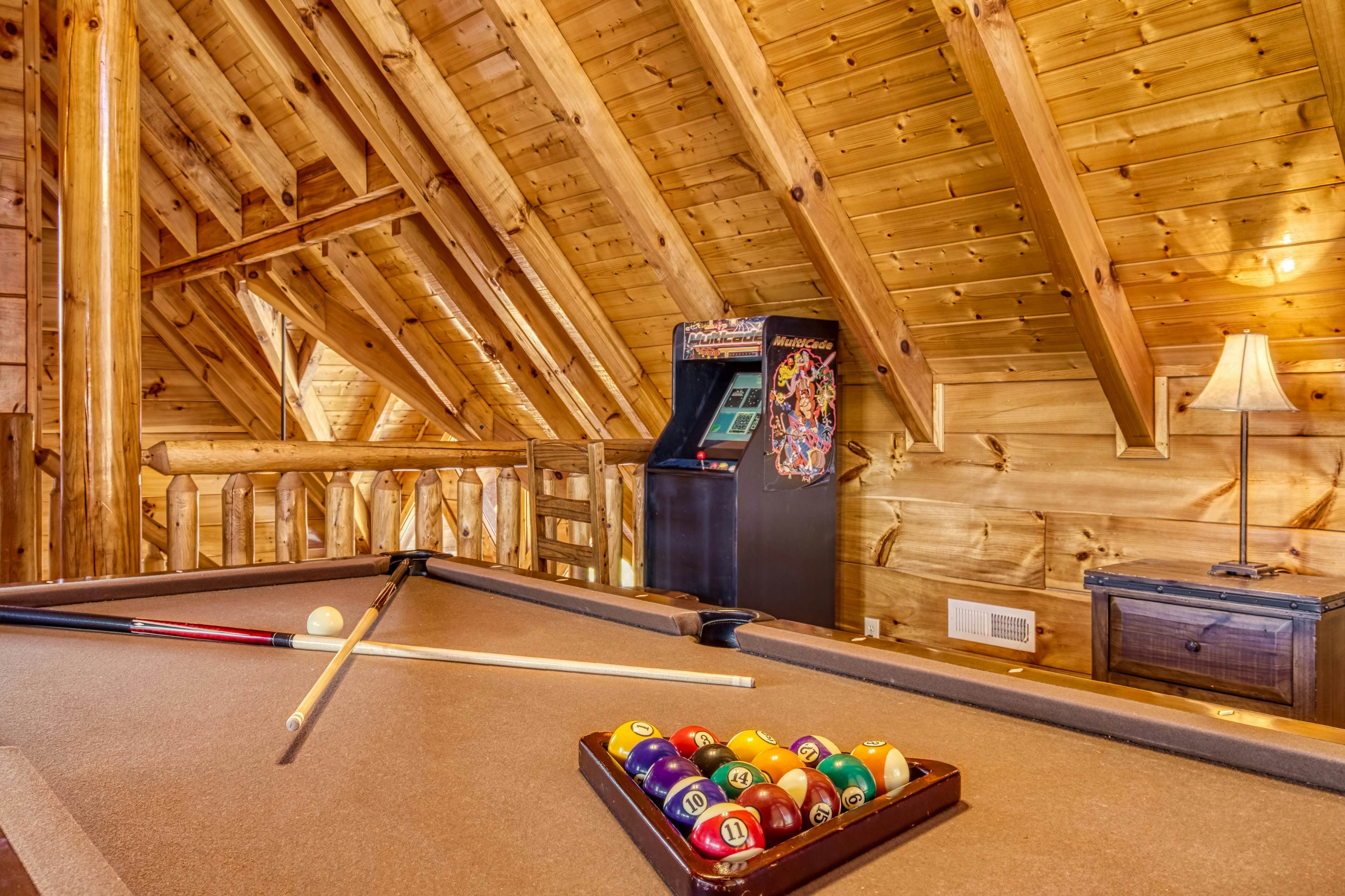 Storybook mountain-view cabin with hot tub, pool table & free attraction tickets