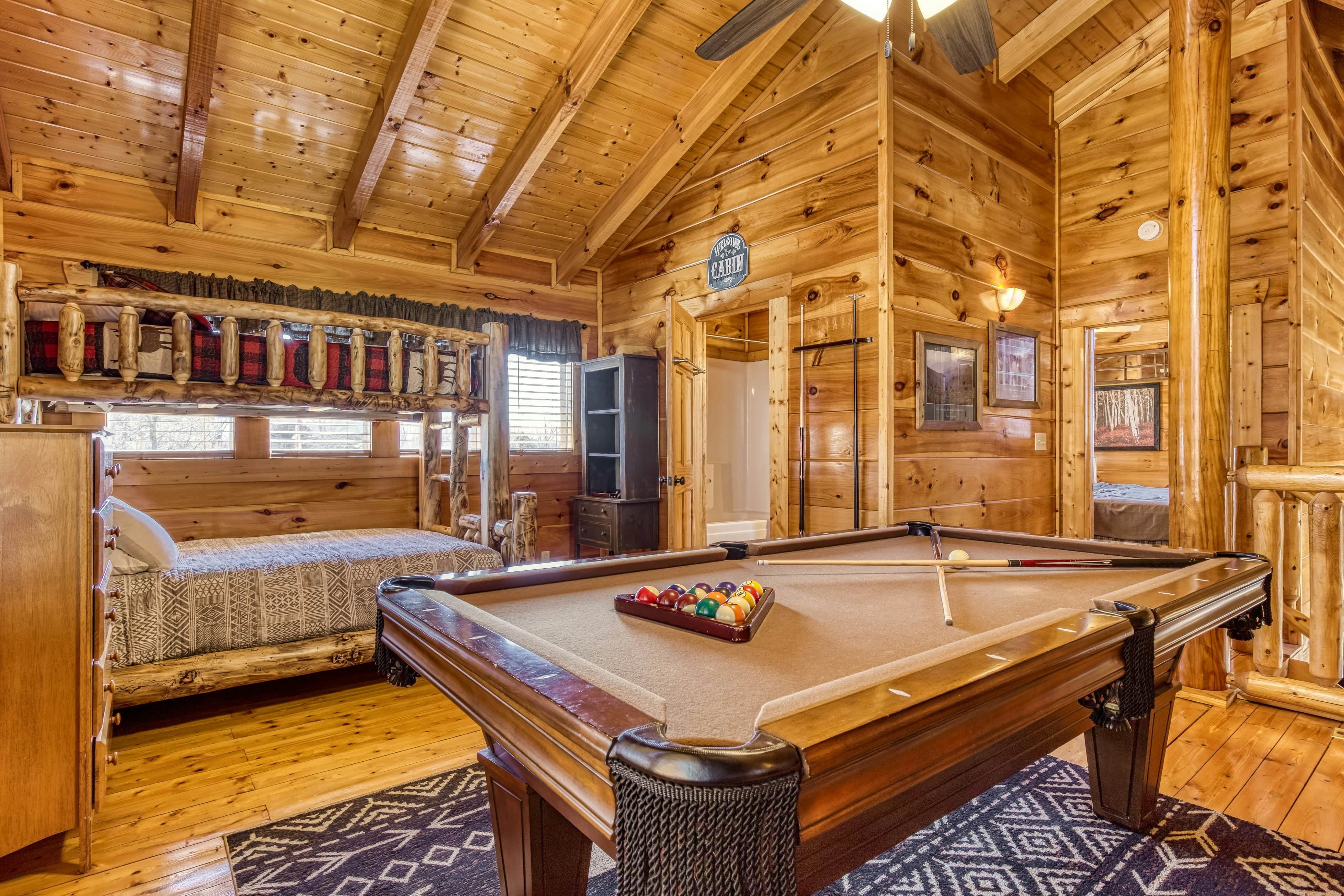 Storybook mountain-view cabin with hot tub, pool table & free attraction tickets