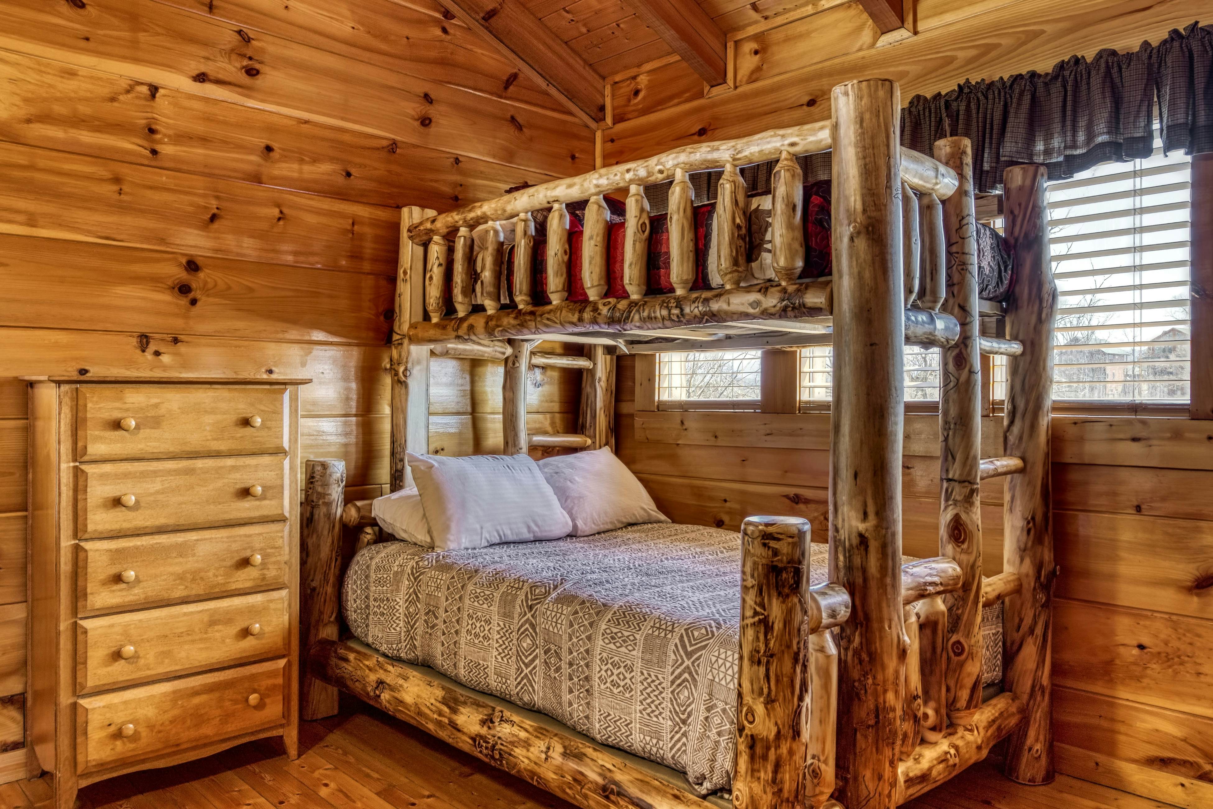 Storybook mountain-view cabin with hot tub, pool table & free attraction tickets