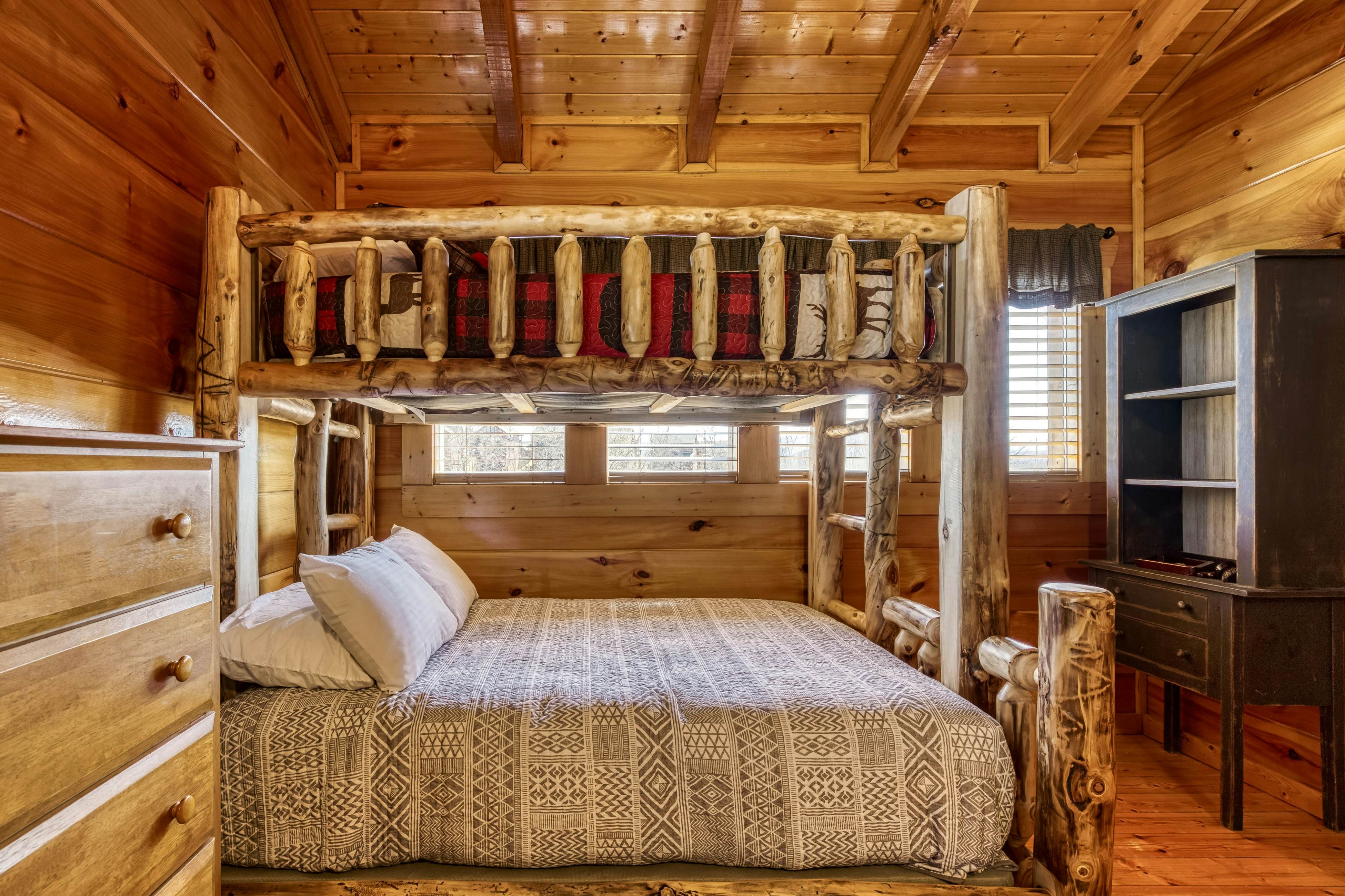 Storybook mountain-view cabin with hot tub, pool table & free attraction tickets