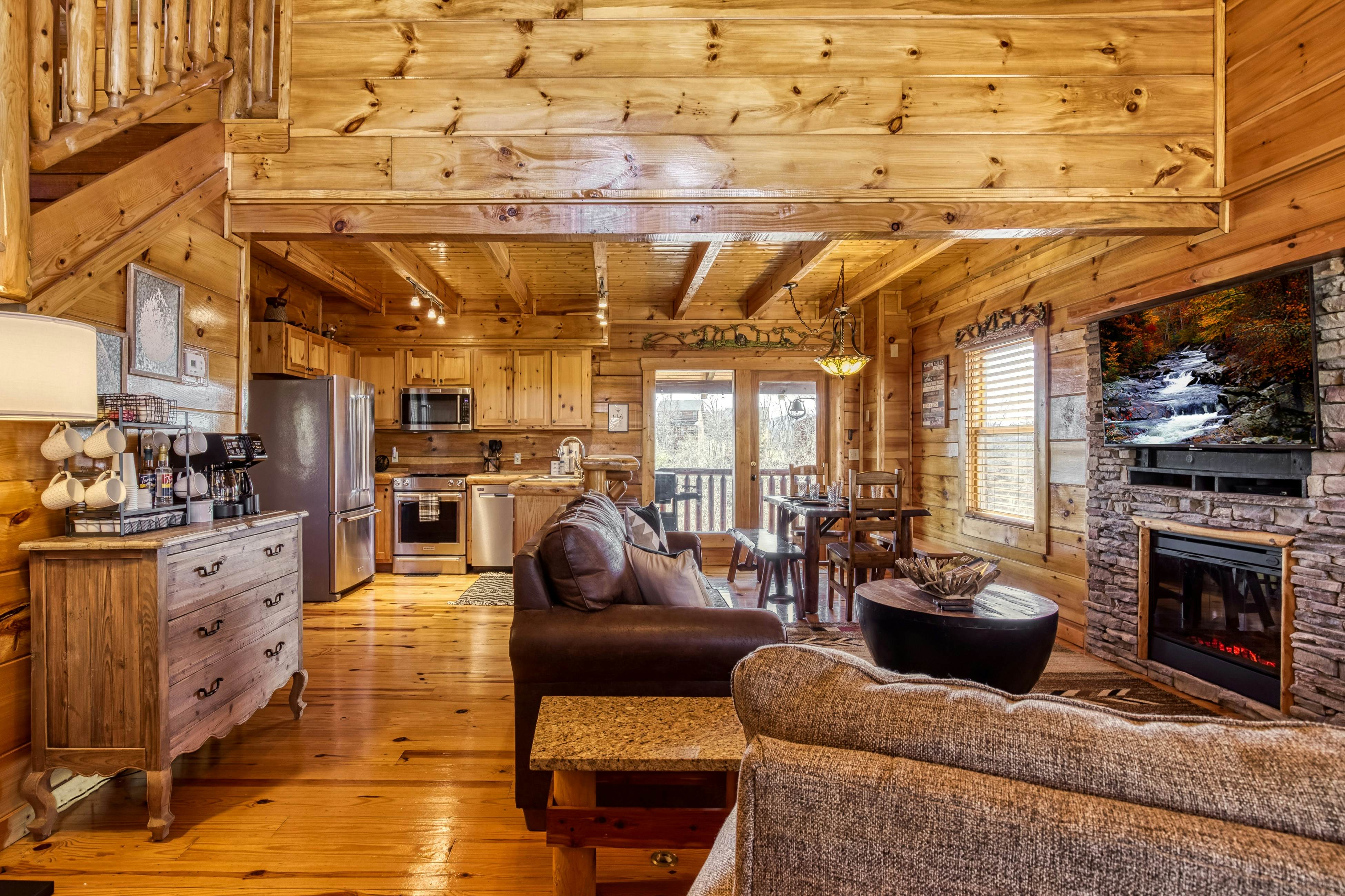 Storybook mountain-view cabin with hot tub, pool table & free attraction tickets