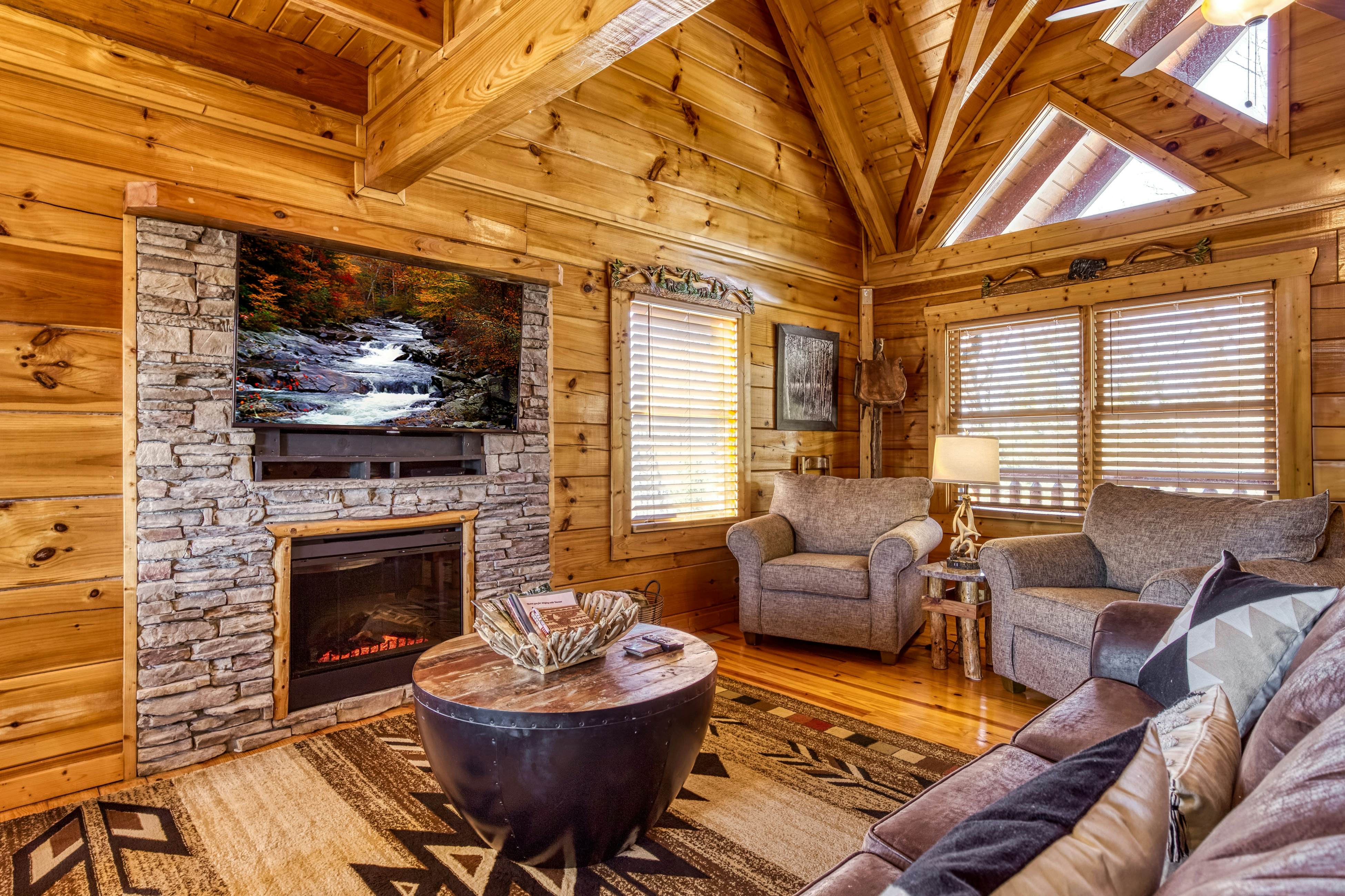 Storybook mountain-view cabin with hot tub, pool table & free attraction tickets