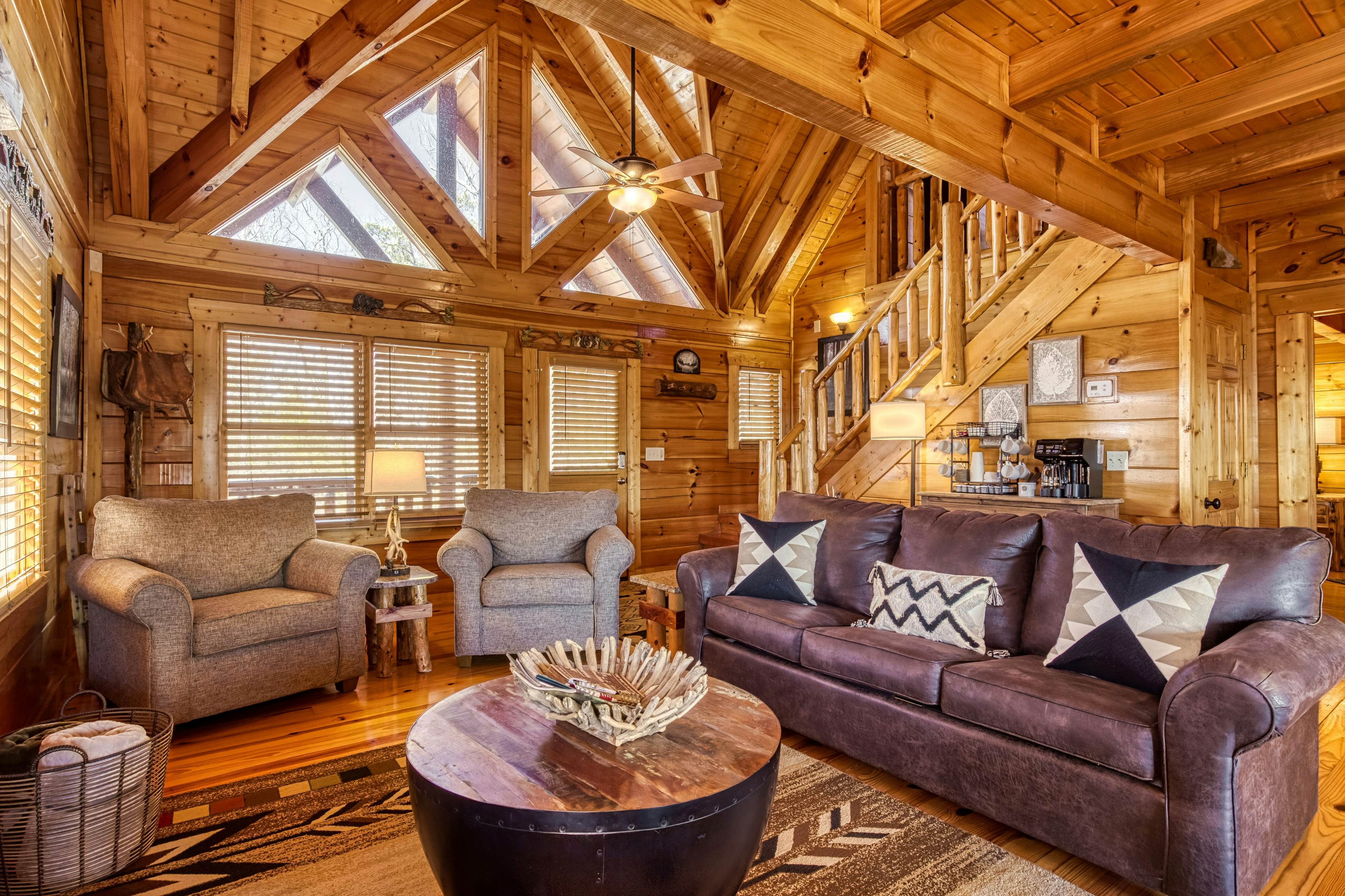 Storybook mountain-view cabin with hot tub, pool table & free attraction tickets