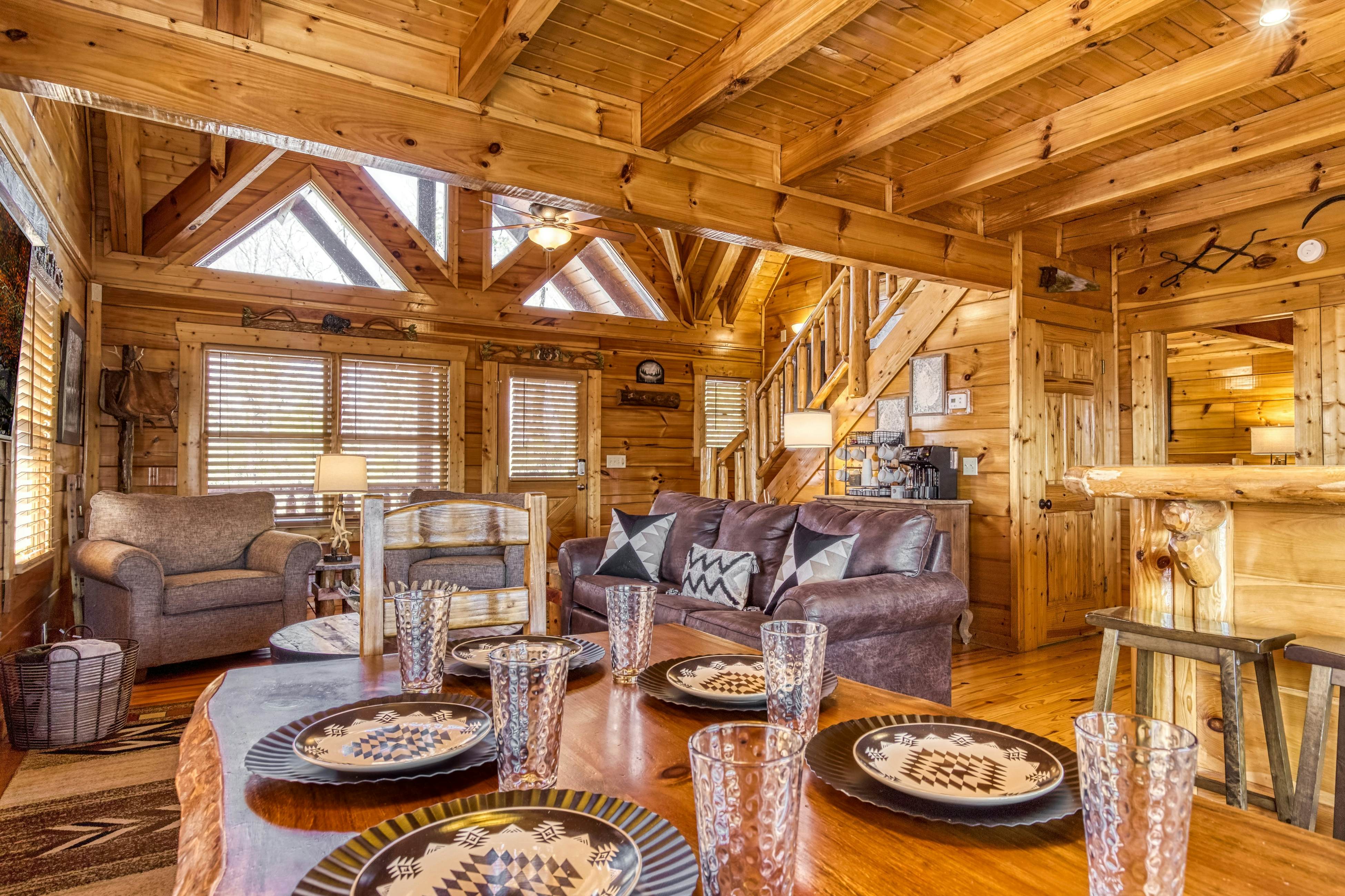 Storybook mountain-view cabin with hot tub, pool table & free attraction tickets