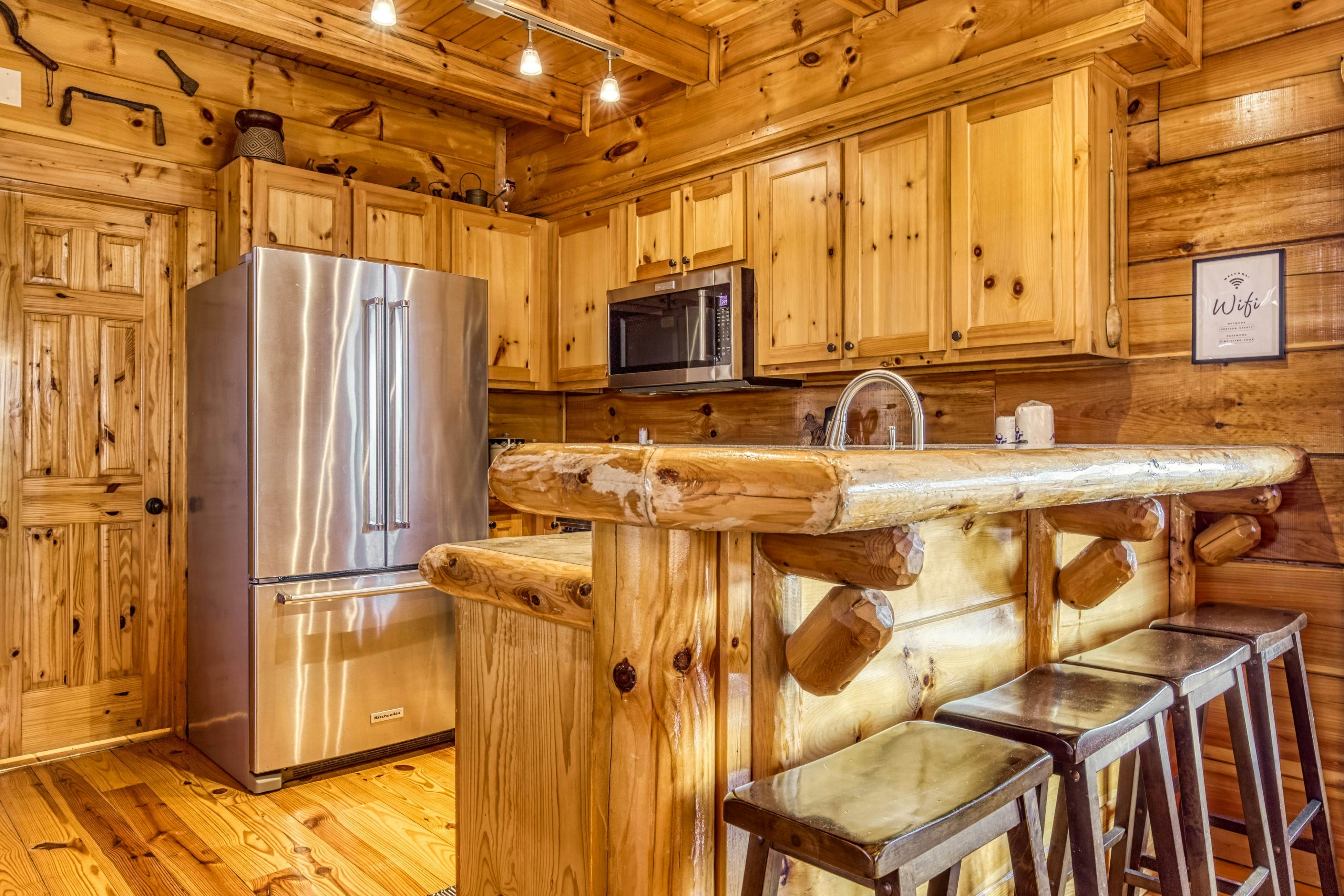 Storybook mountain-view cabin with hot tub, pool table & free attraction tickets