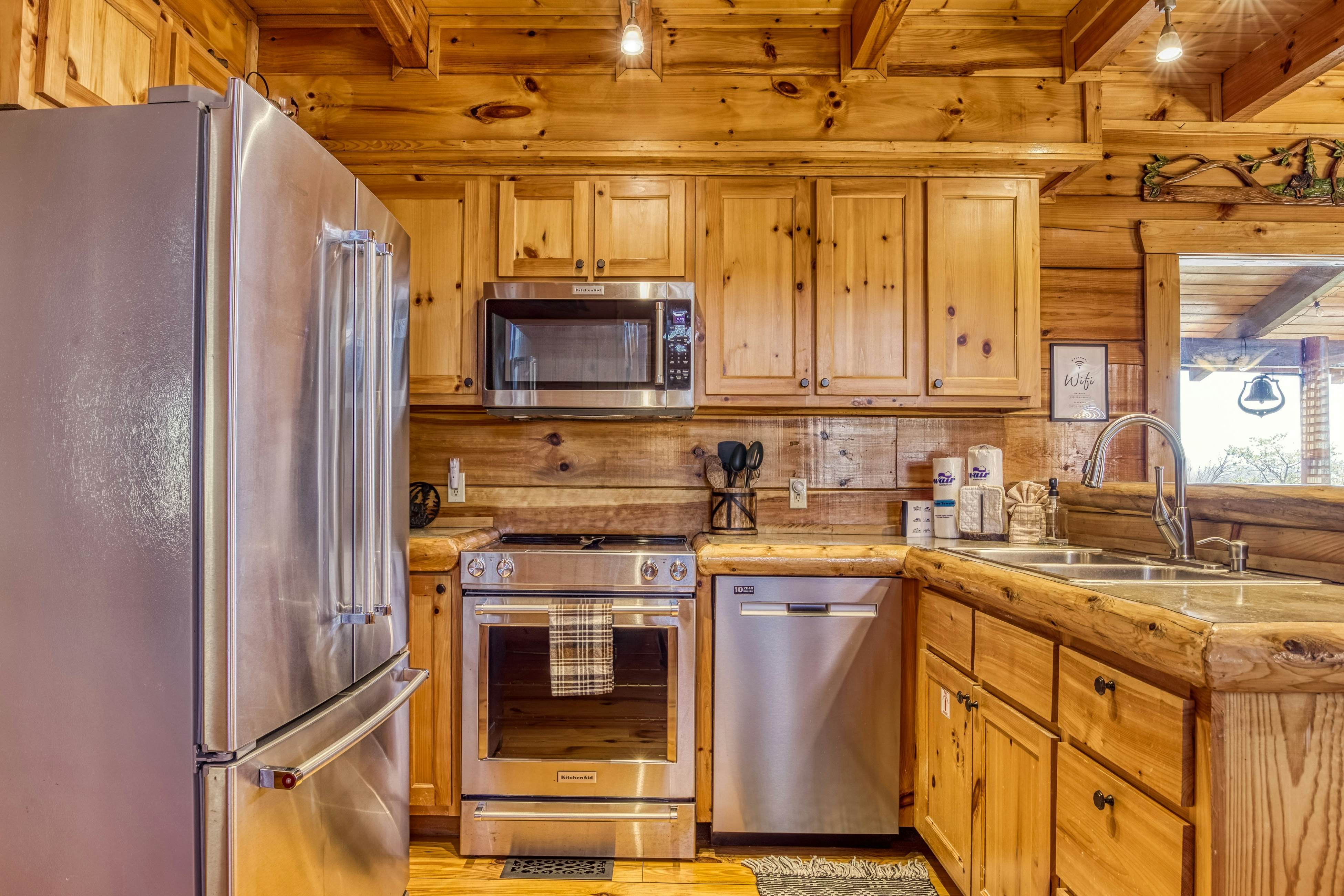 Storybook mountain-view cabin with hot tub, pool table & free attraction tickets