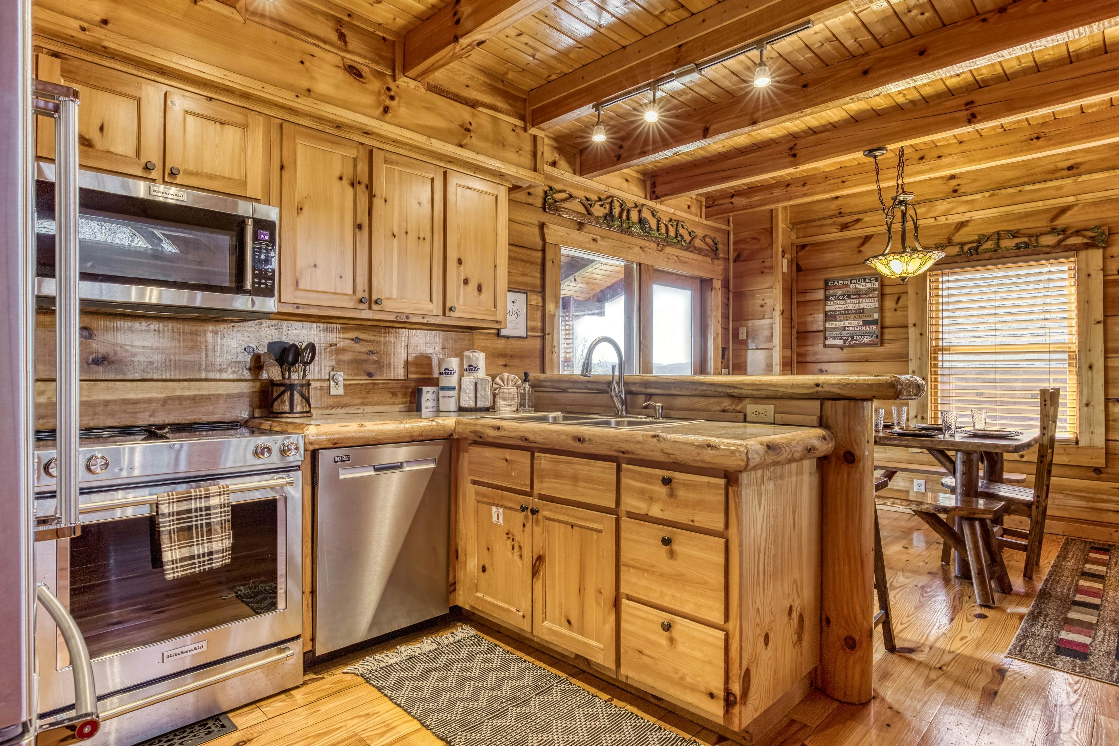 Storybook mountain-view cabin with hot tub, pool table & free attraction tickets