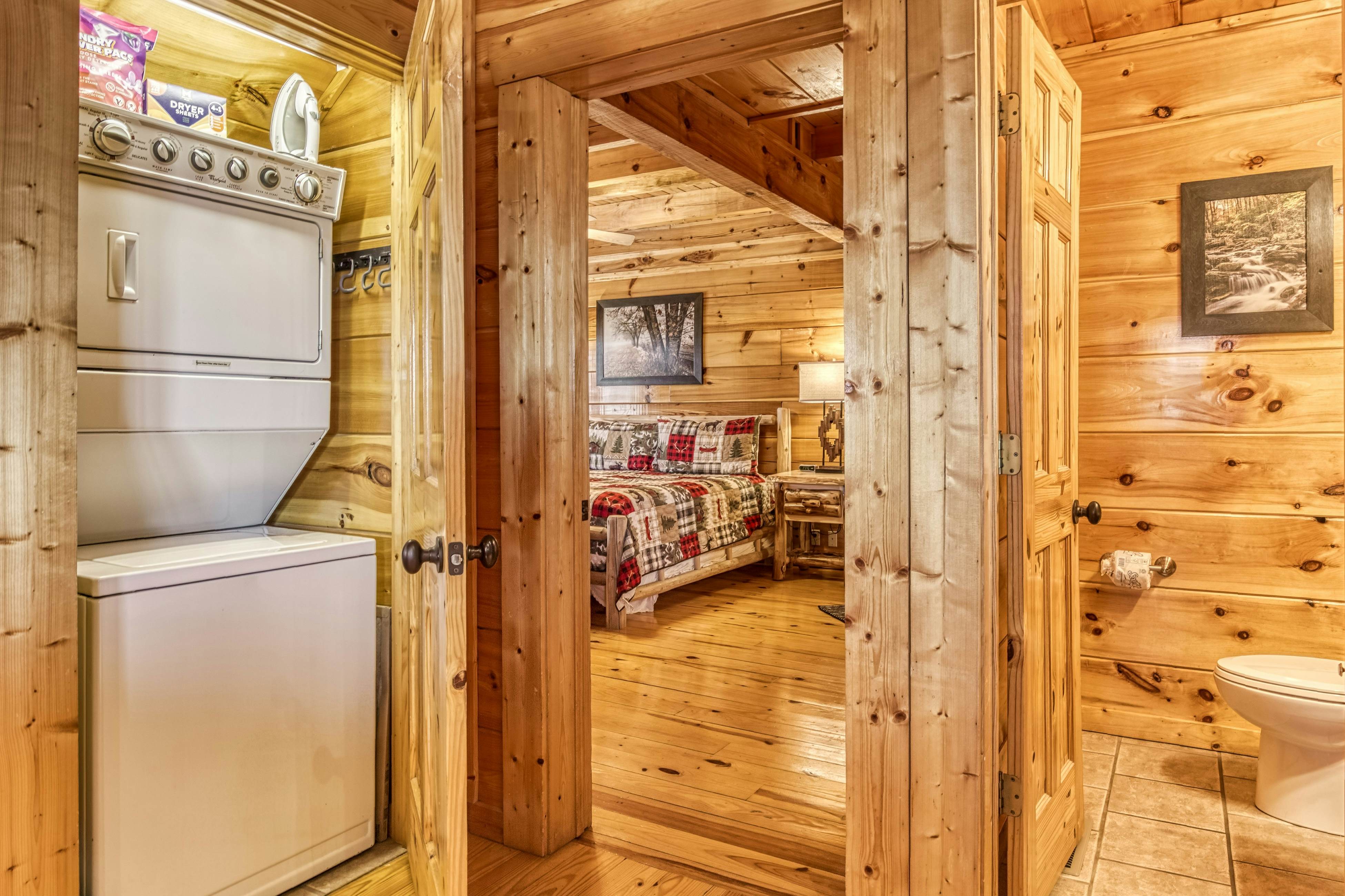 Storybook mountain-view cabin with hot tub, pool table & free attraction tickets