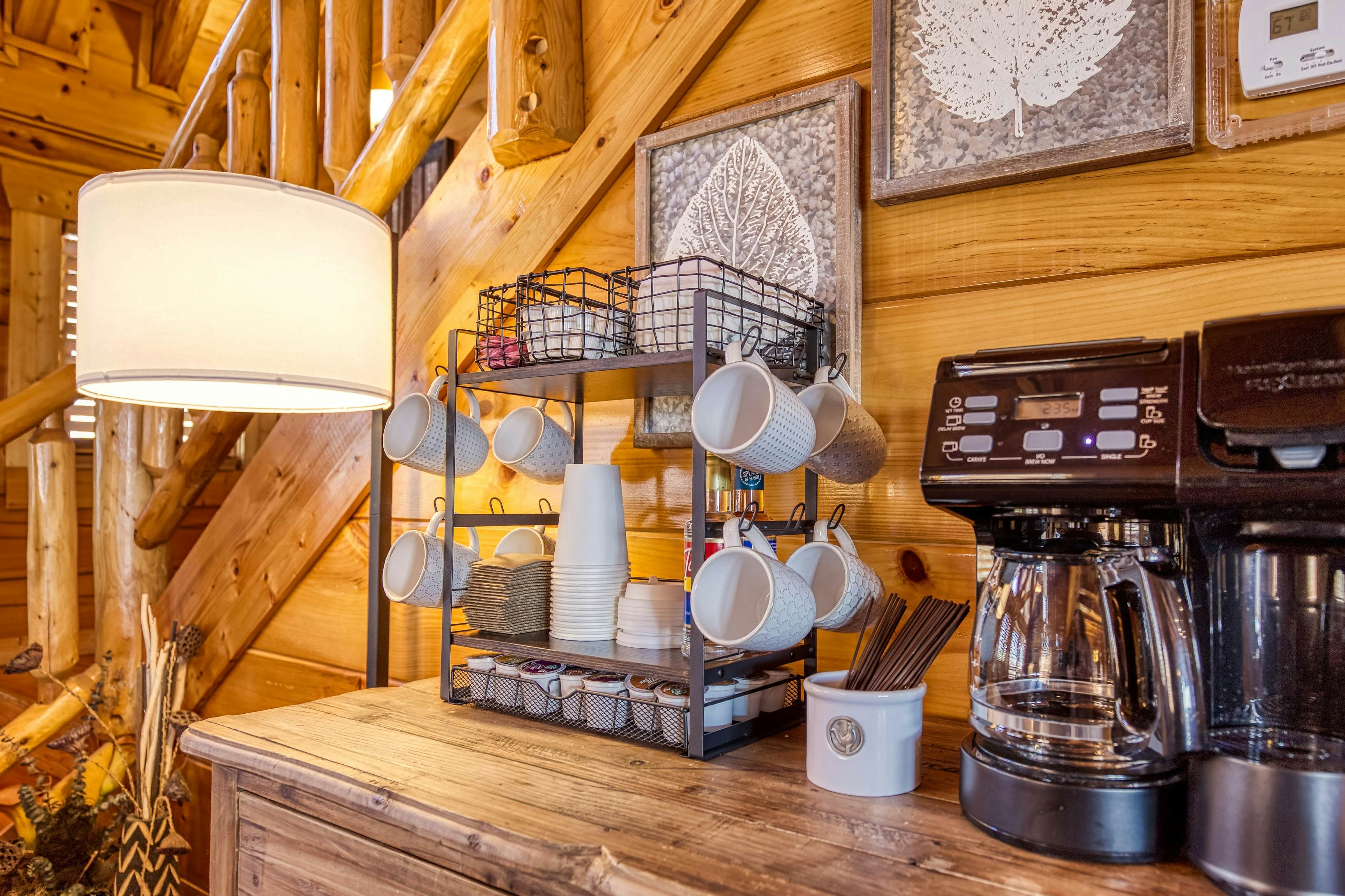 Storybook mountain-view cabin with hot tub, pool table & free attraction tickets