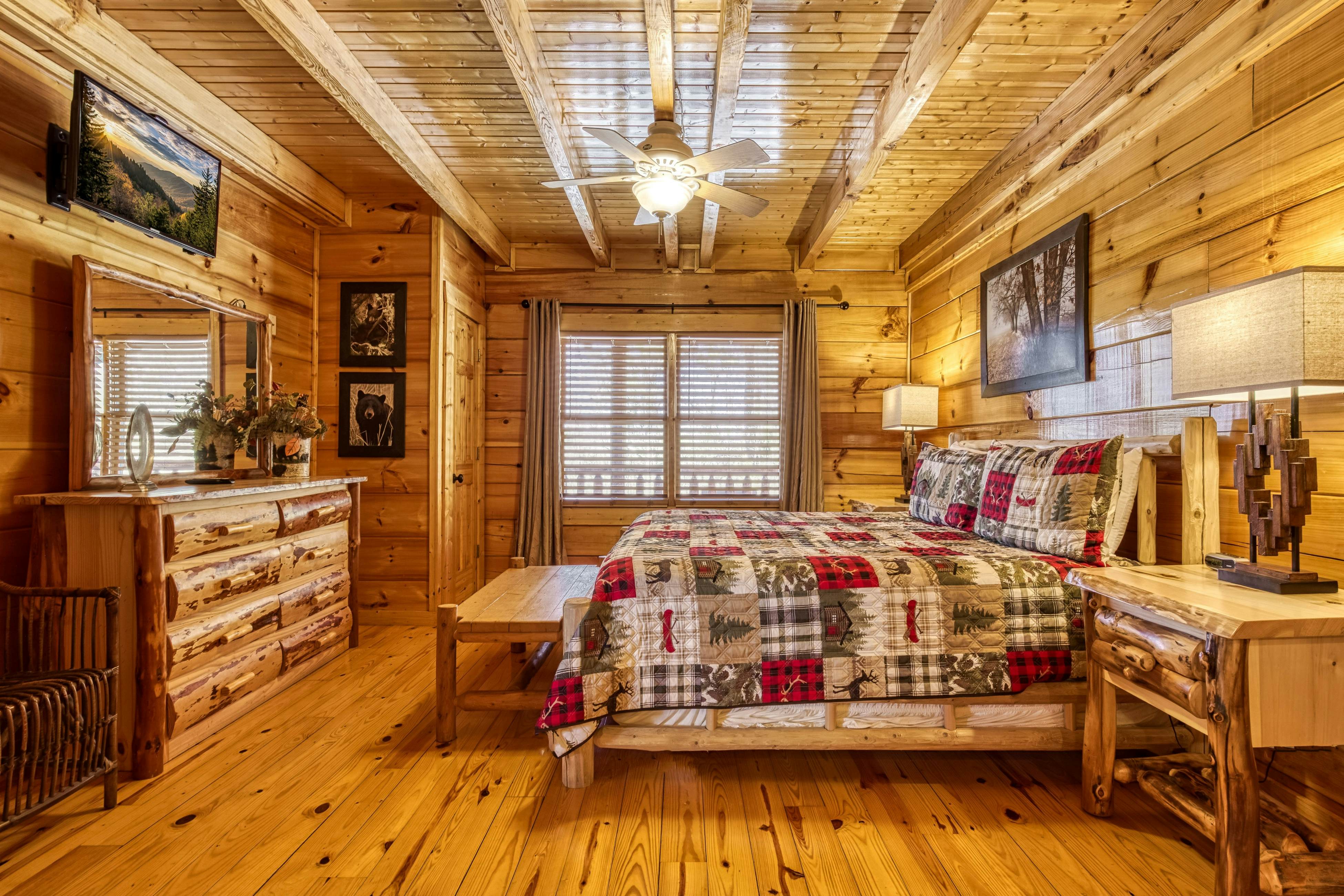 Storybook mountain-view cabin with hot tub, pool table & free attraction tickets