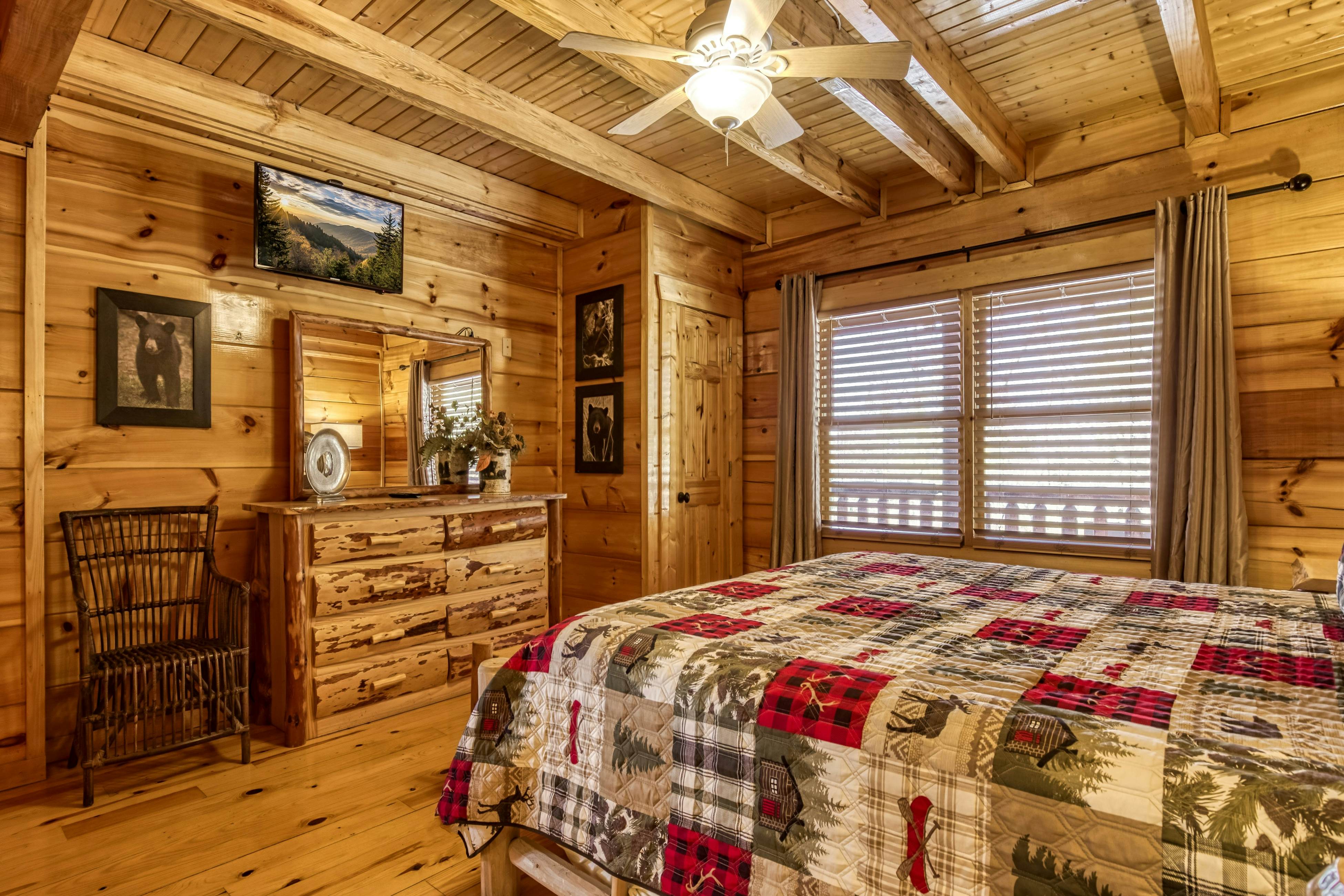 Storybook mountain-view cabin with hot tub, pool table & free attraction tickets