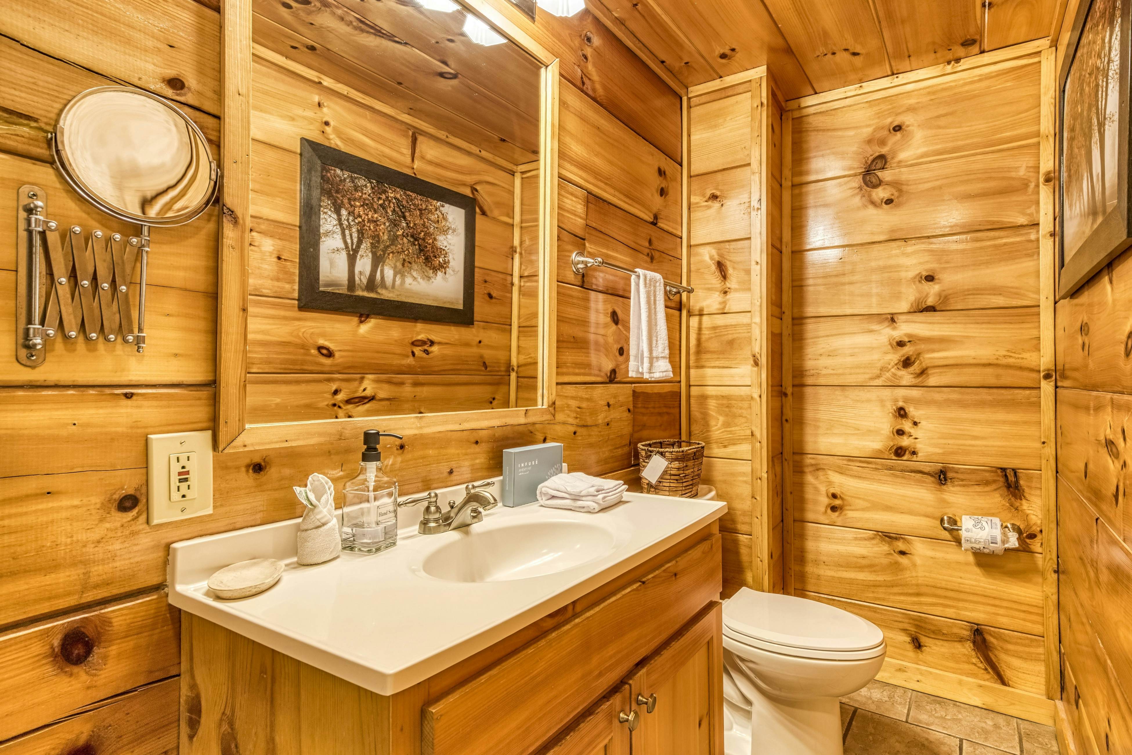 Storybook mountain-view cabin with hot tub, pool table & free attraction tickets