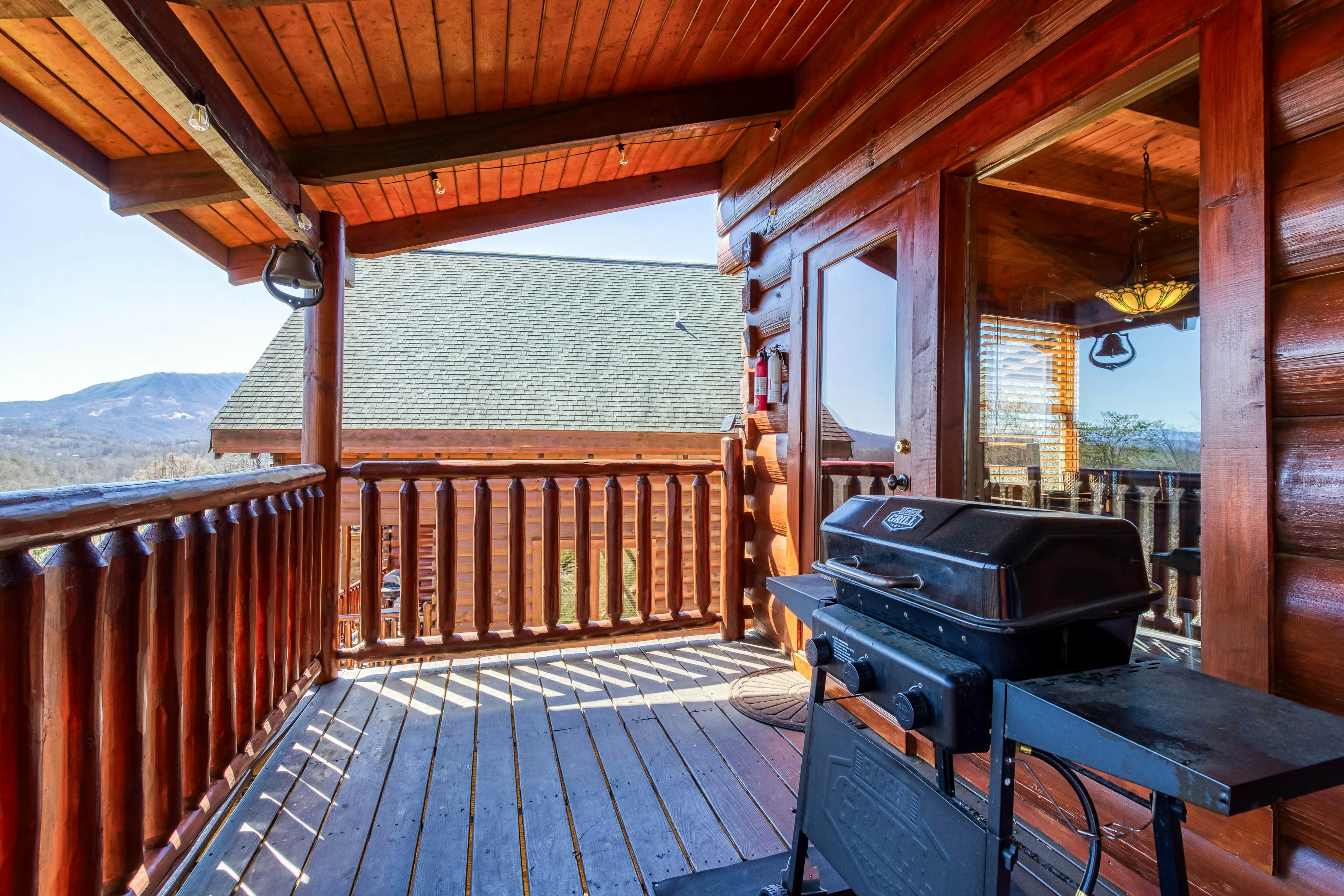 Storybook mountain-view cabin with hot tub, pool table & free attraction tickets