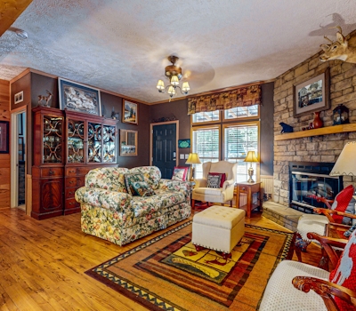 Charming Cabin, Sleeps 8・Fire Pit・Picnic Area