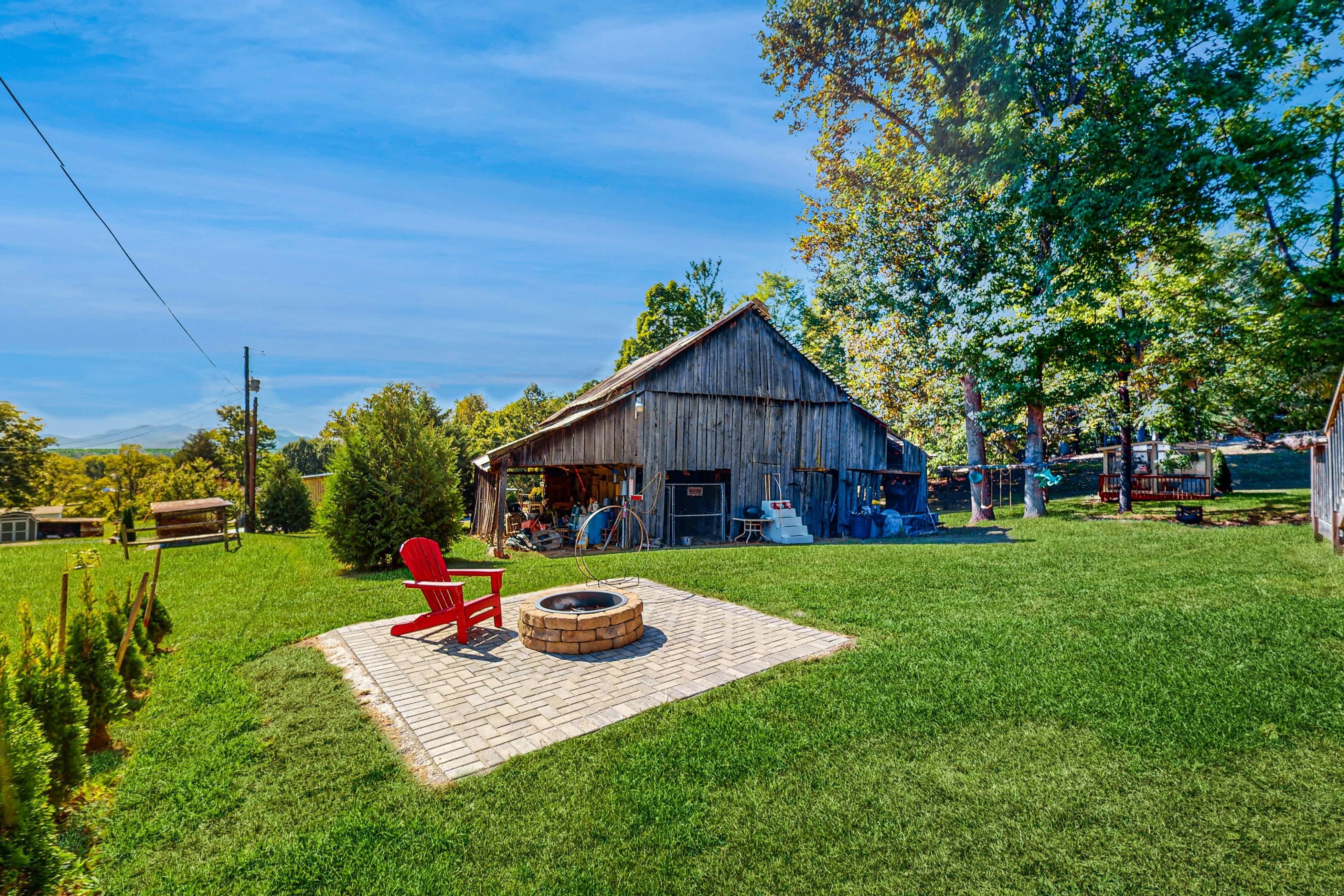 Charming Cabin with Fire Pit, WiFi, Picnic Area & Free Attraction Tickets