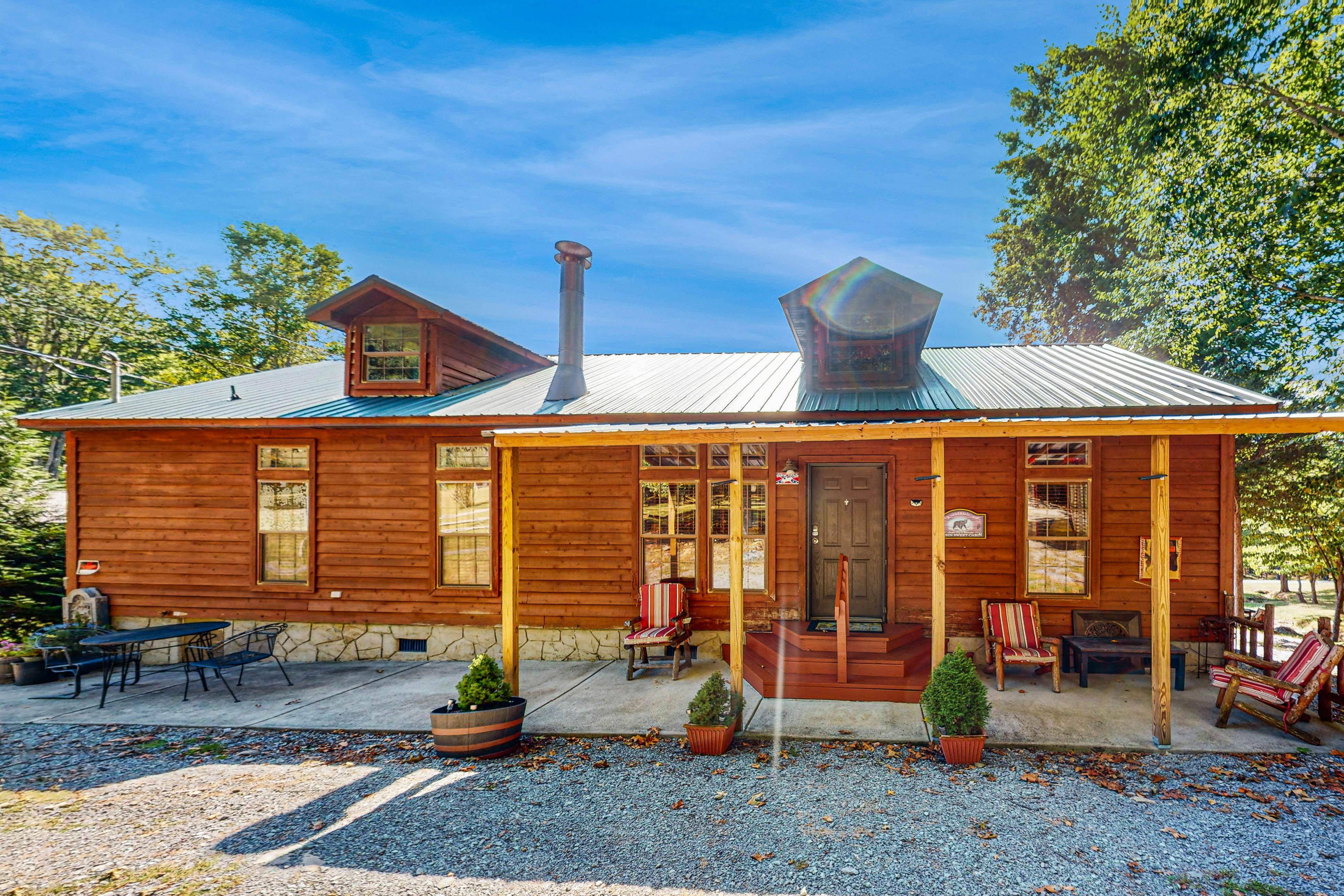 Charming Cabin with Fire Pit, WiFi, Picnic Area & Free Attraction Tickets