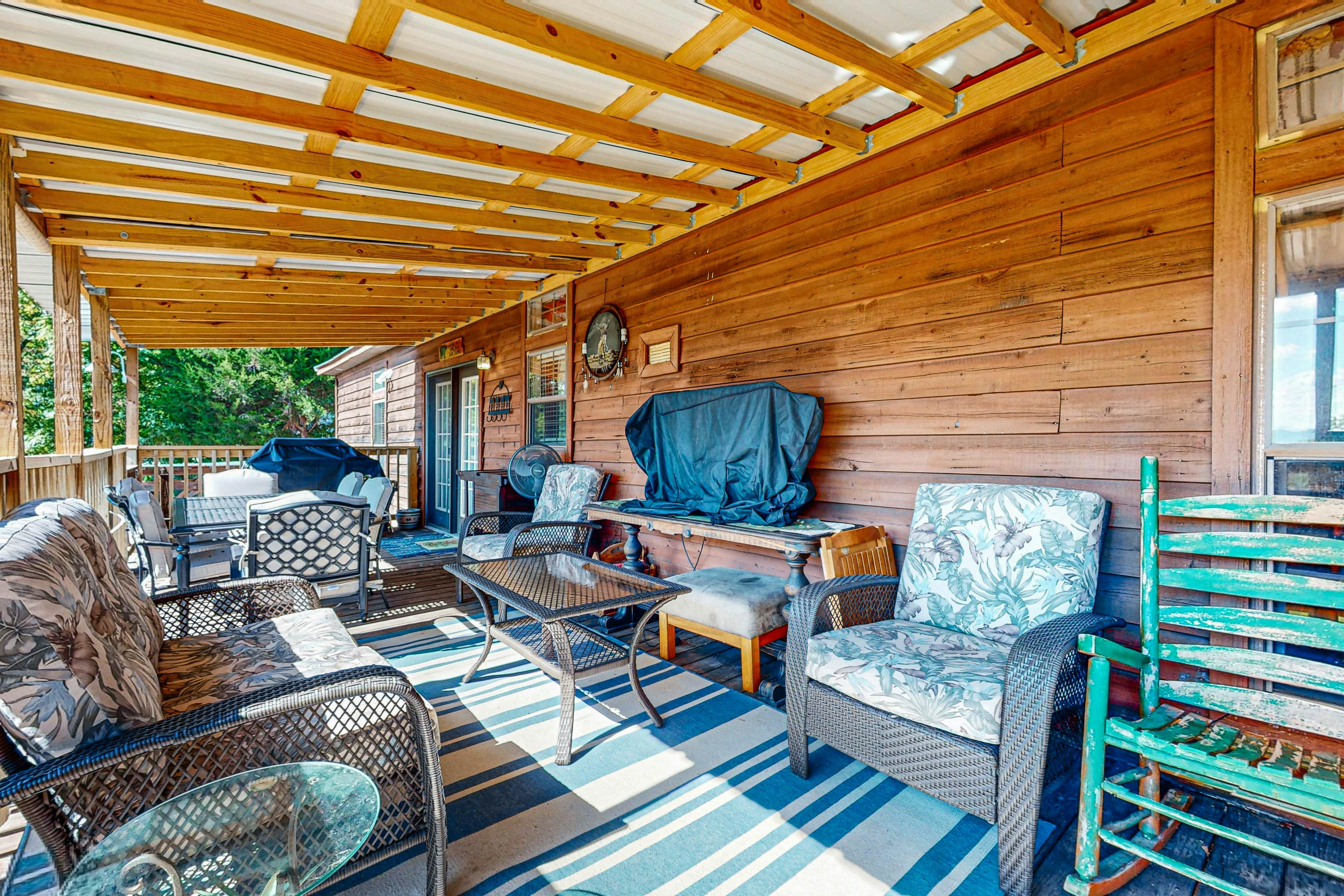 Charming Cabin with Fire Pit, WiFi, Picnic Area & Free Attraction Tickets