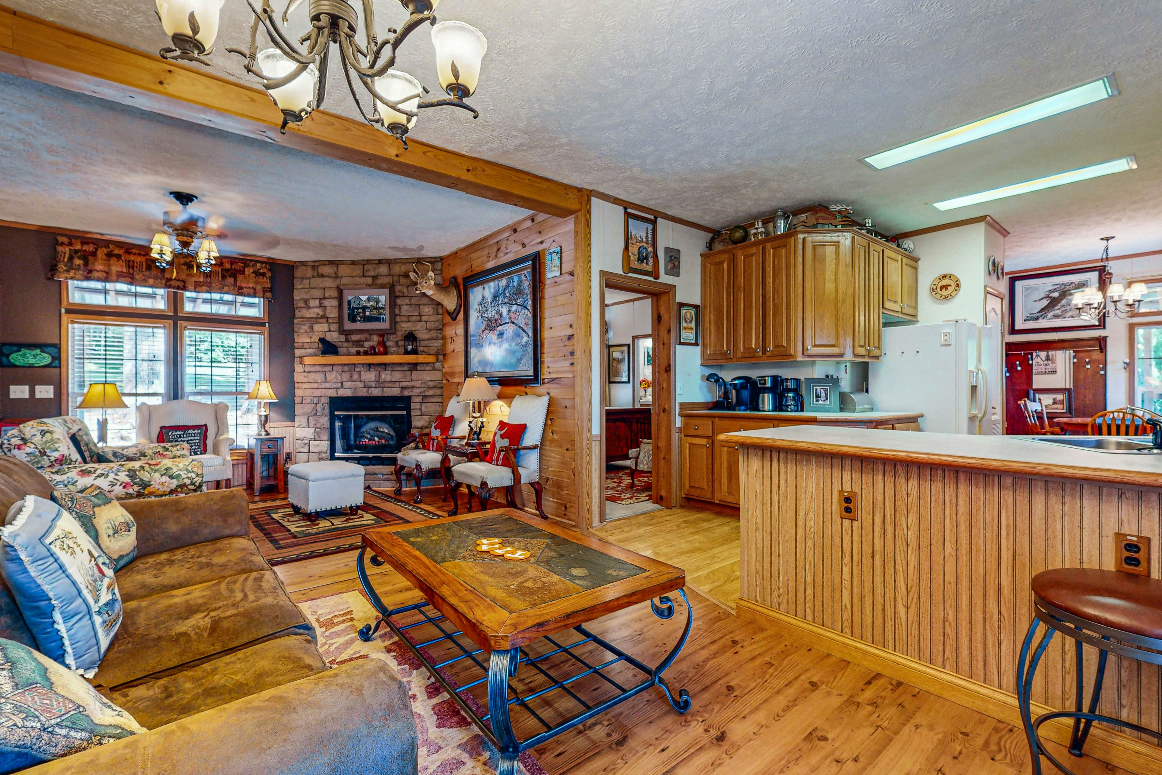 Charming Cabin with Fire Pit, WiFi, Picnic Area & Free Attraction Tickets