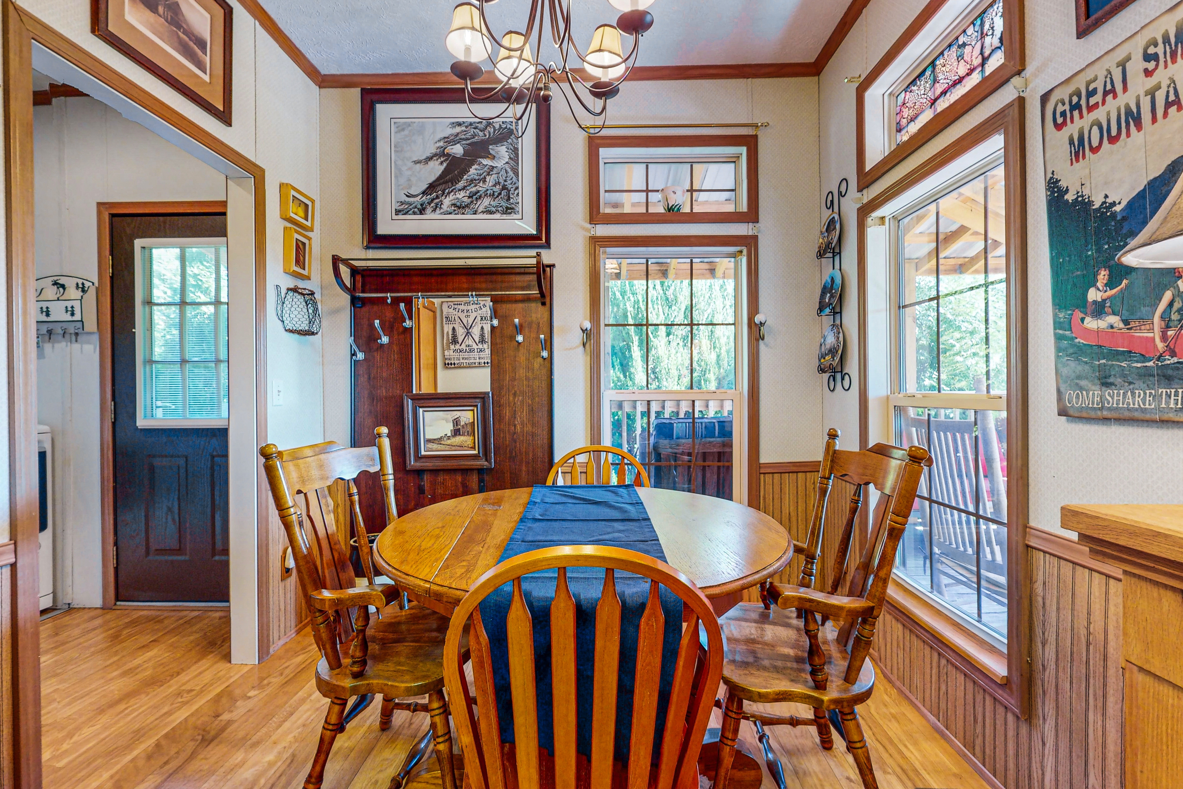 Charming Cabin, Sleeps 8・Fire Pit・Picnic Area