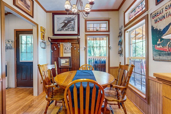 Charming Cabin, Sleeps 8・Fire Pit・Picnic Area