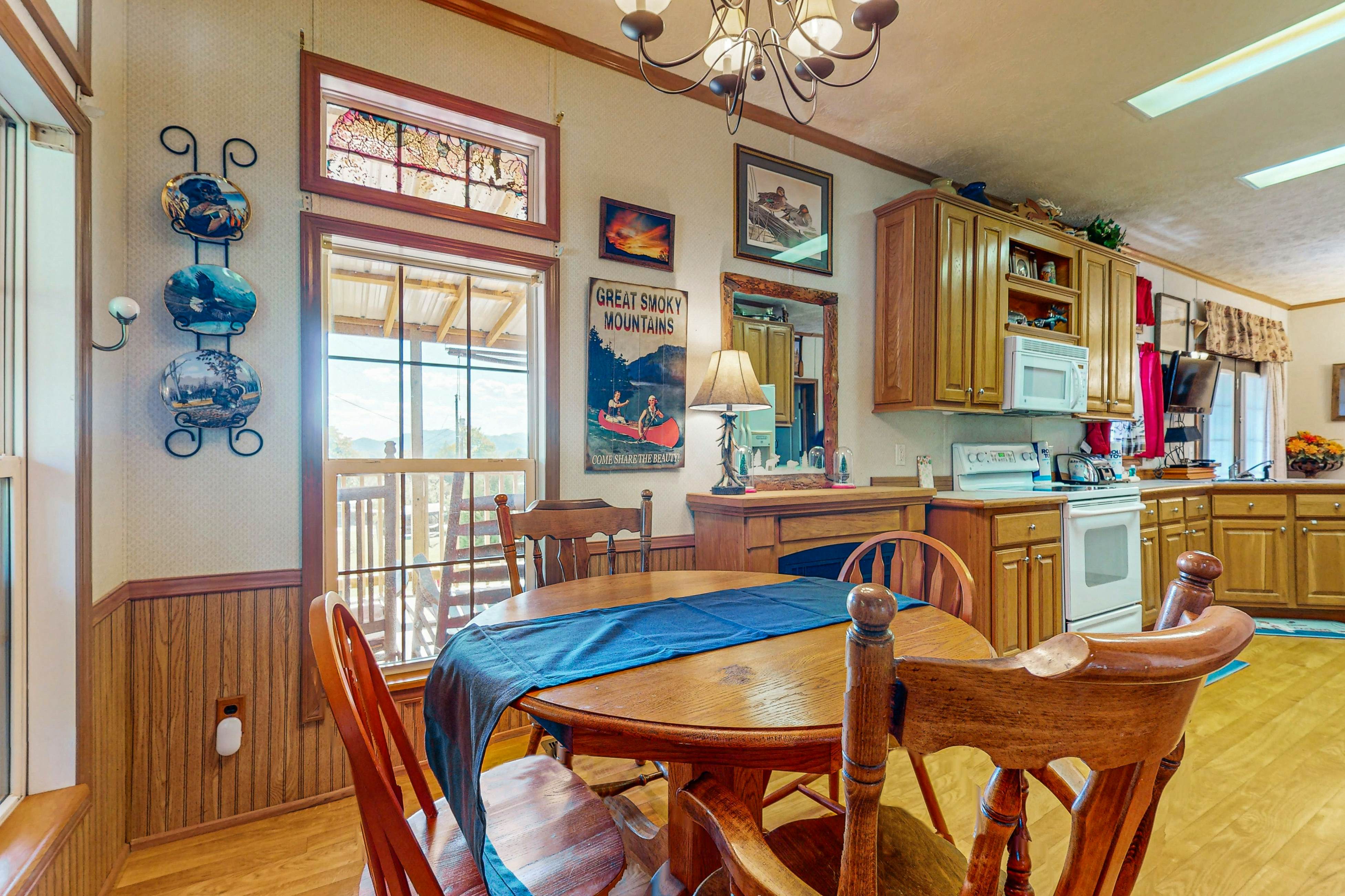 Charming Cabin with Fire Pit, WiFi, Picnic Area & Free Attraction Tickets