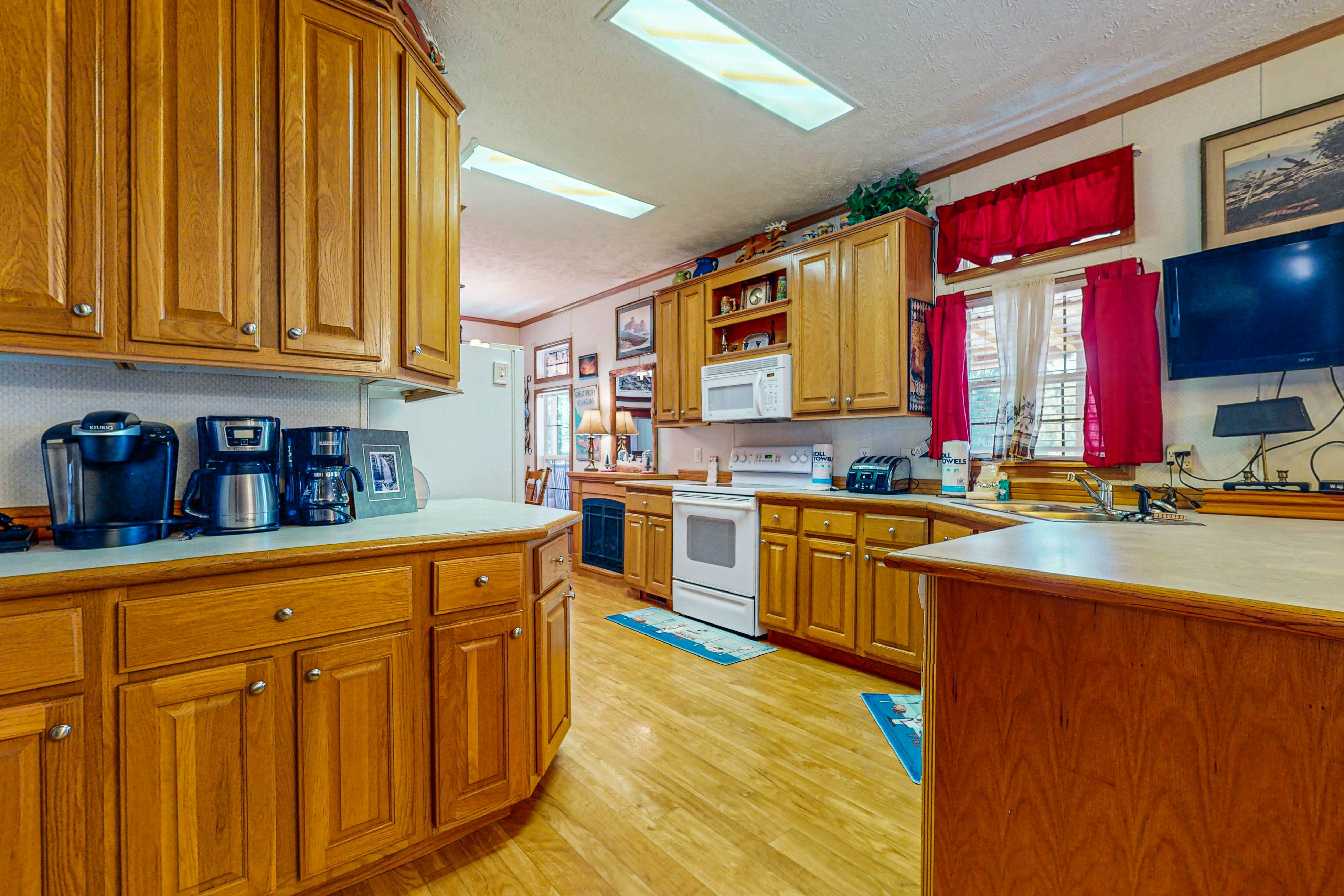 Charming Cabin with Fire Pit, WiFi, Picnic Area & Free Attraction Tickets