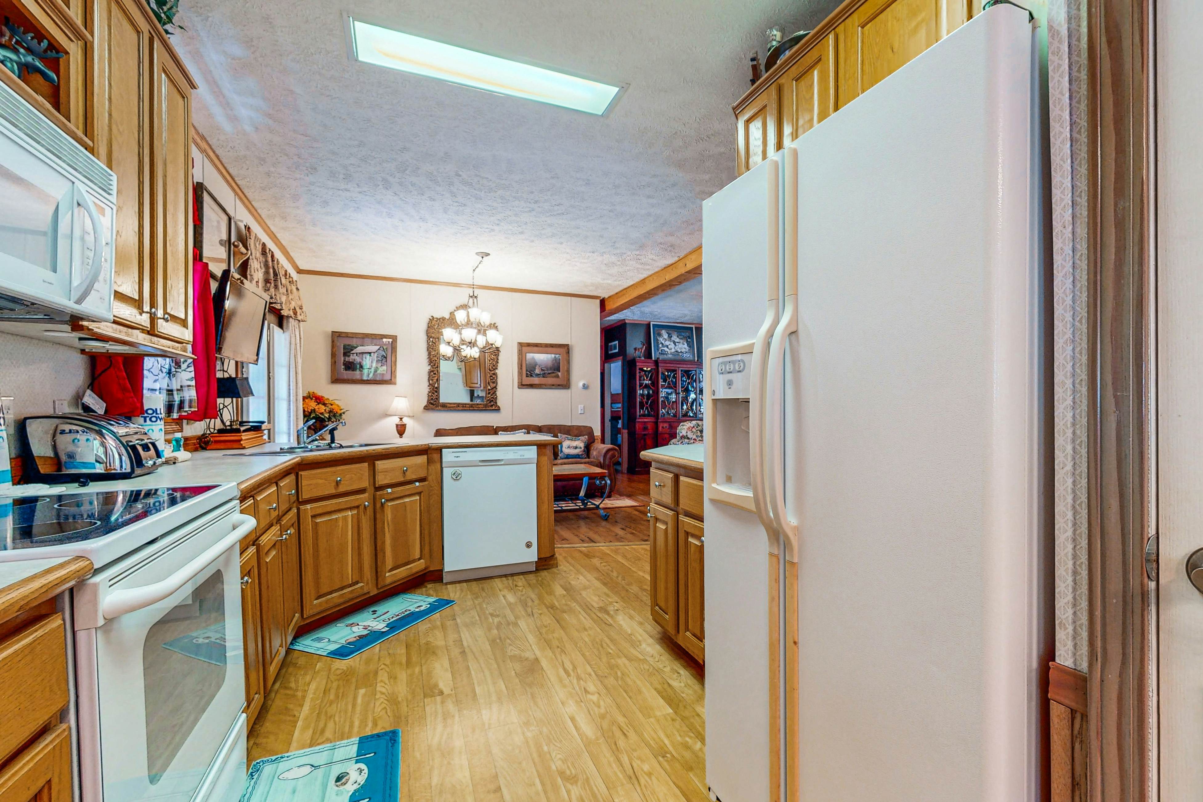 Charming Cabin with Fire Pit, WiFi, Picnic Area & Free Attraction Tickets