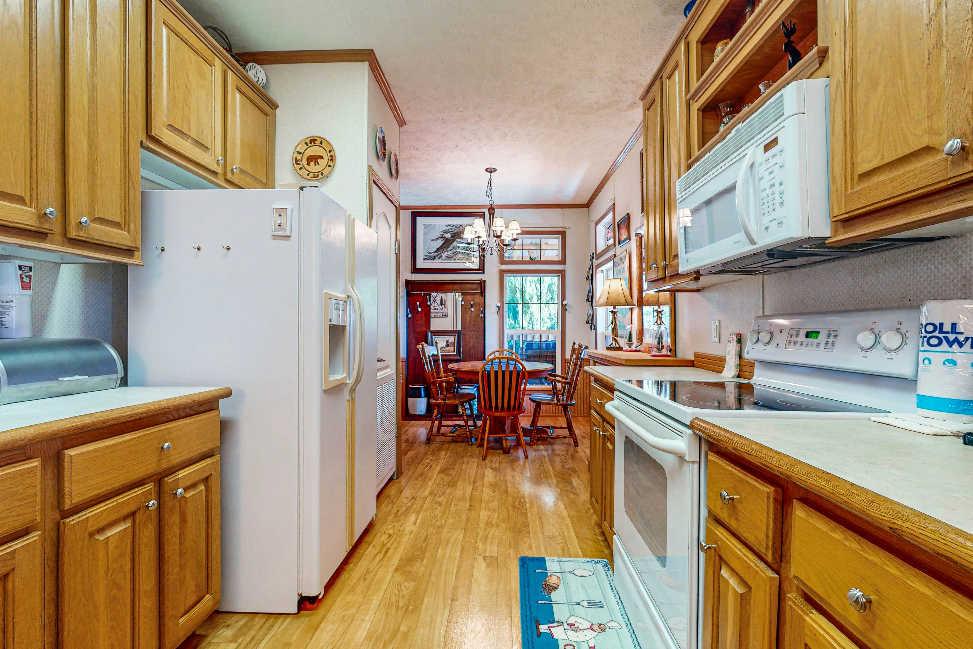 Charming Cabin with Fire Pit, WiFi, Picnic Area & Free Attraction Tickets