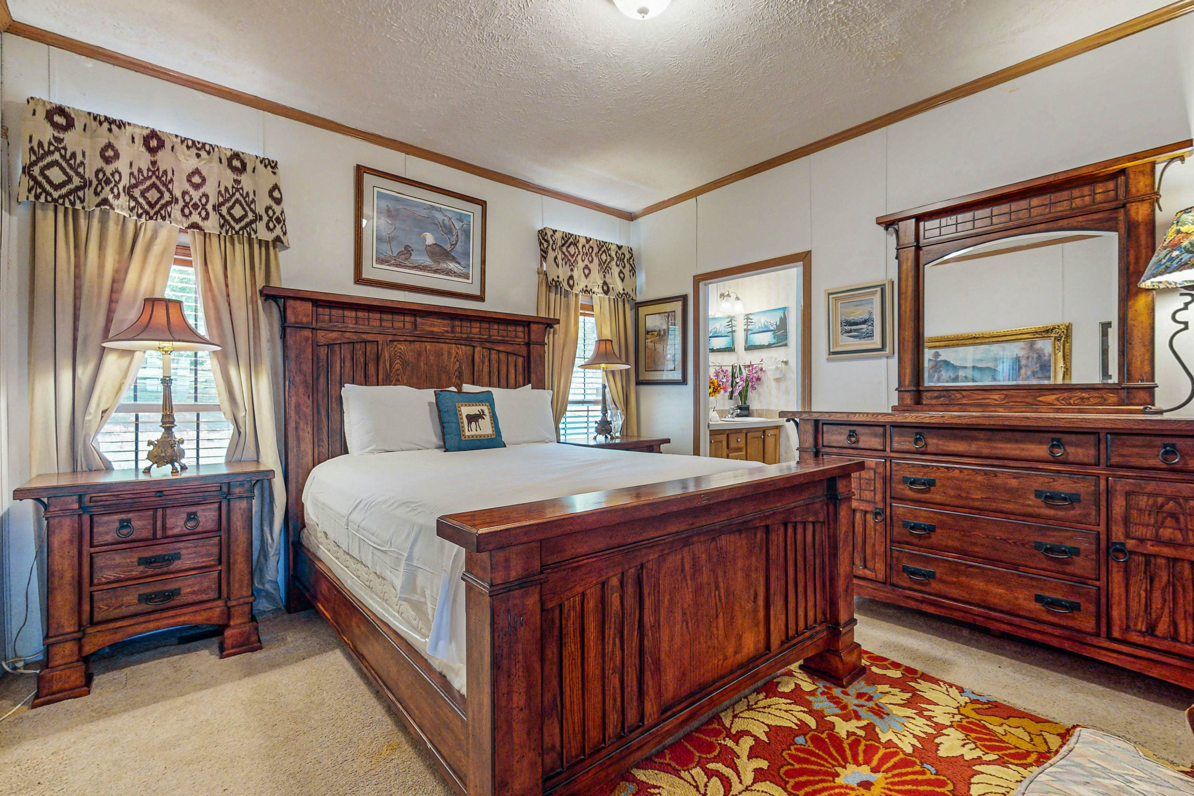 Charming Cabin with Fire Pit, WiFi, Picnic Area & Free Attraction Tickets