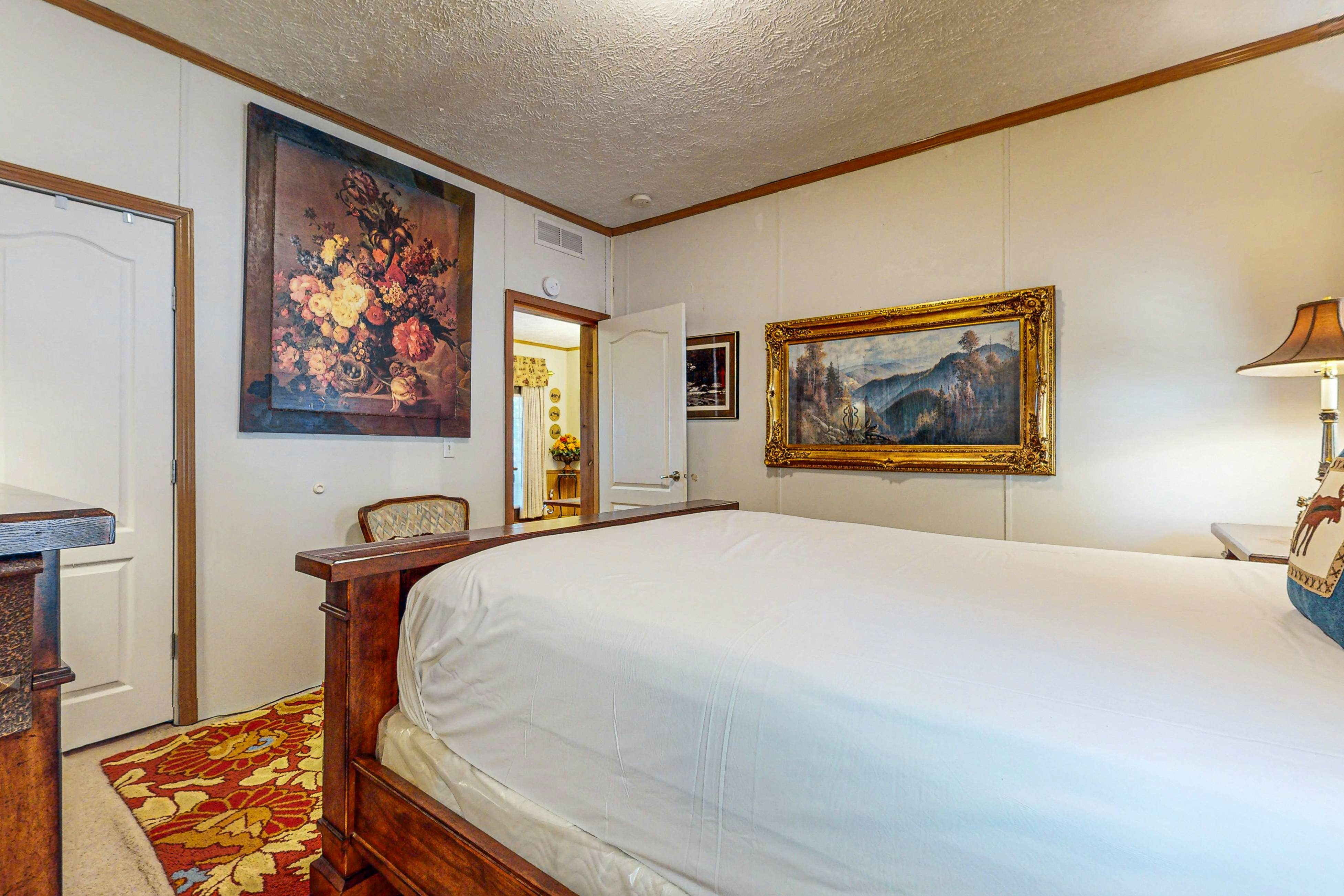 Charming Cabin with Fire Pit, WiFi, Picnic Area & Free Attraction Tickets