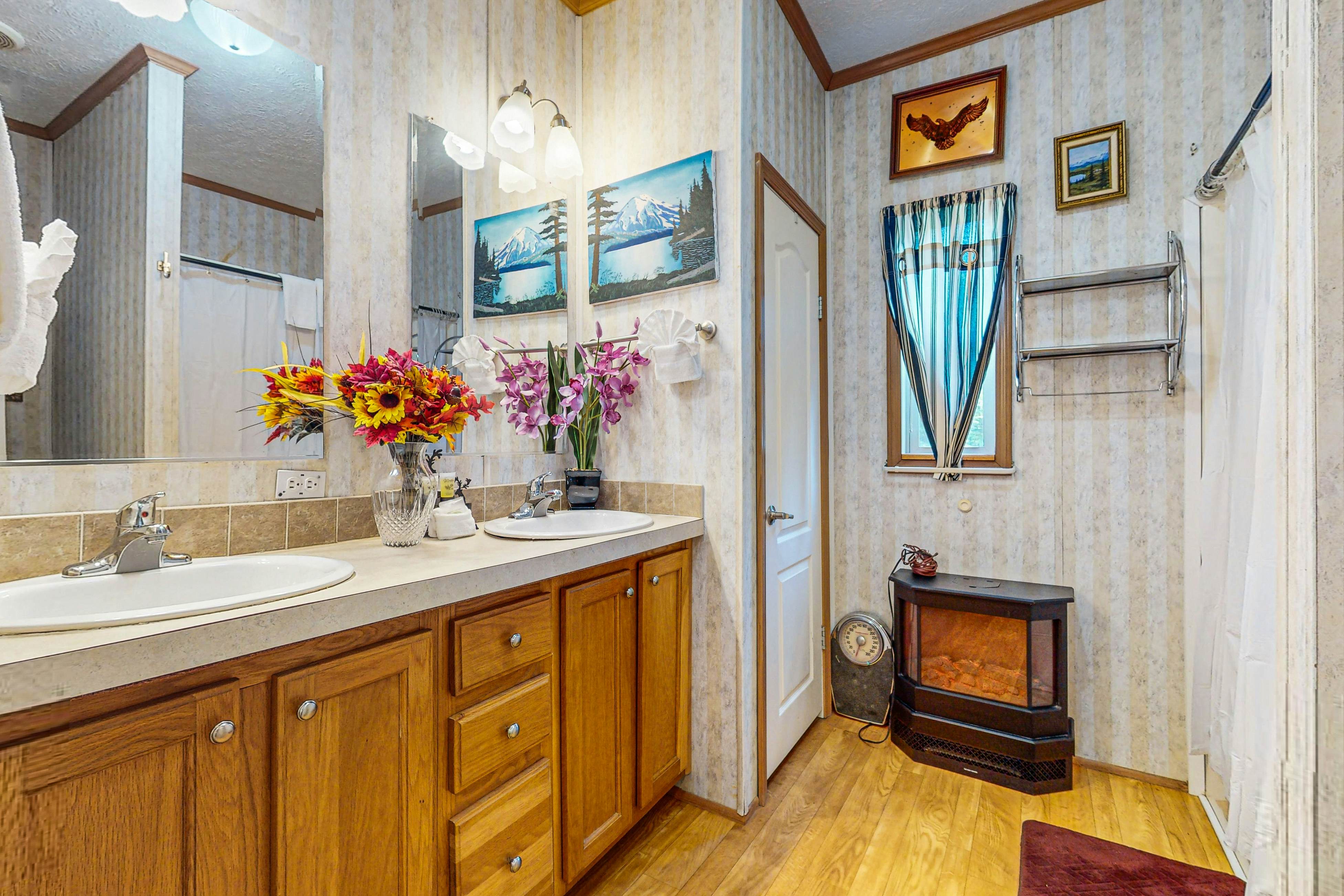 Charming Cabin with Fire Pit, WiFi, Picnic Area & Free Attraction Tickets