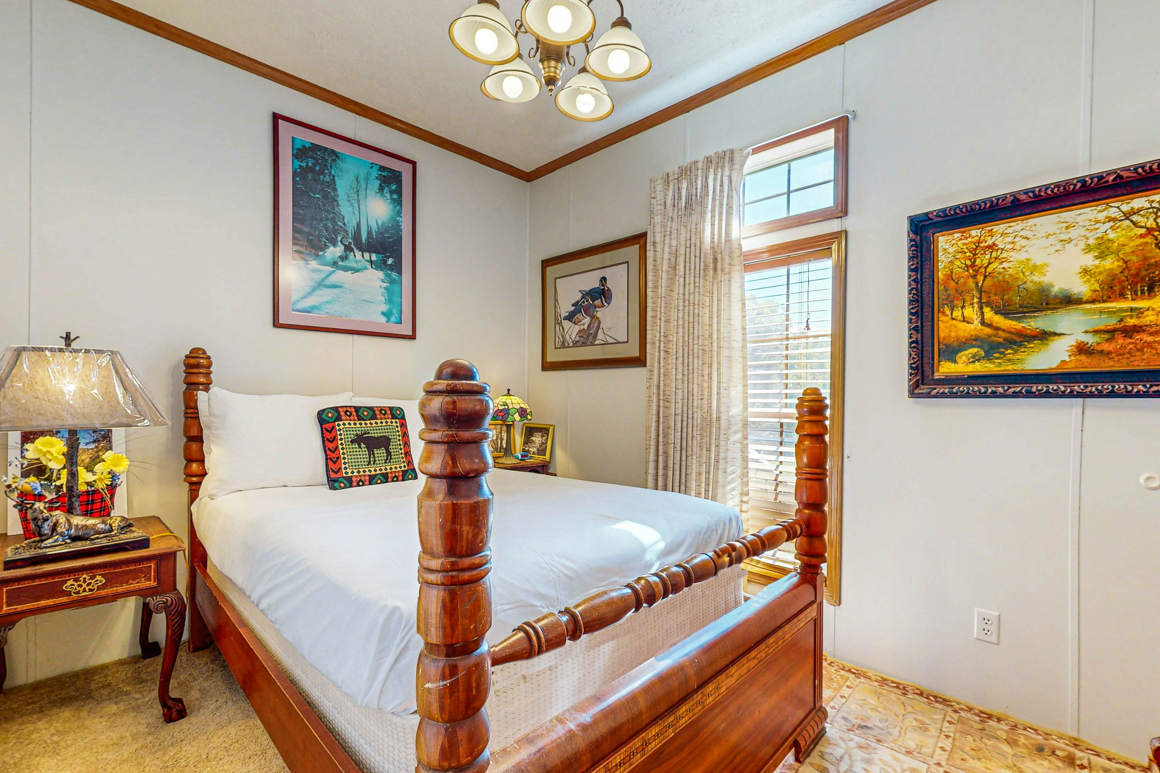 Charming Cabin with Fire Pit, WiFi, Picnic Area & Free Attraction Tickets