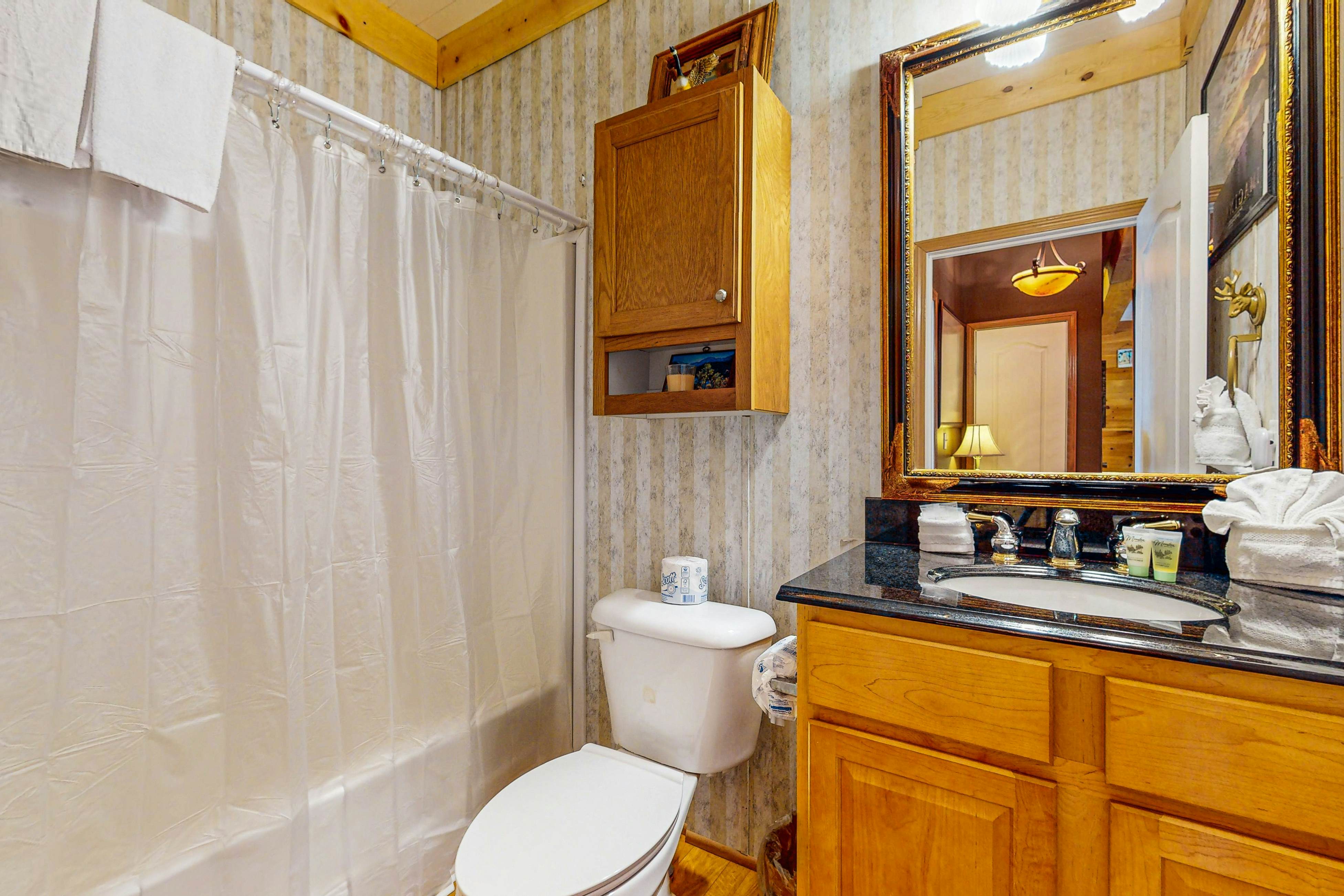 Charming Cabin with Fire Pit, WiFi, Picnic Area & Free Attraction Tickets