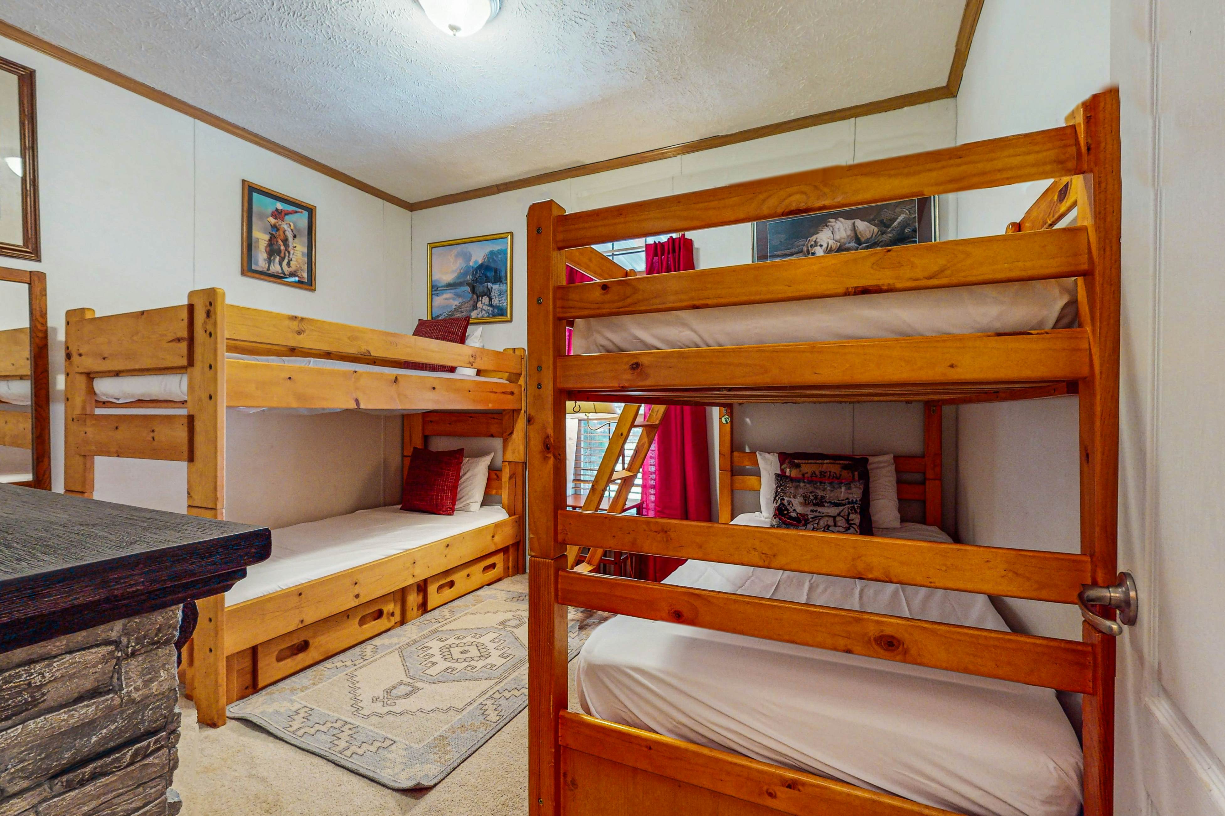 Charming Cabin with Fire Pit, WiFi, Picnic Area & Free Attraction Tickets