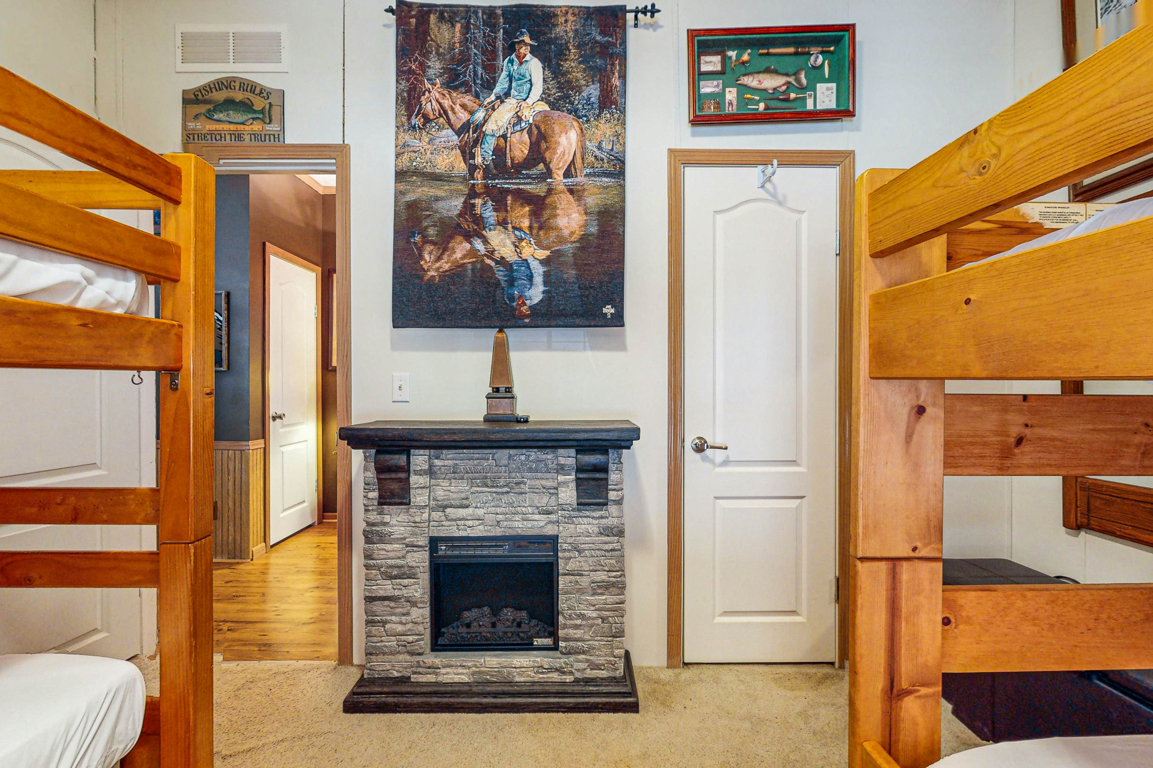 Charming Cabin with Fire Pit, WiFi, Picnic Area & Free Attraction Tickets