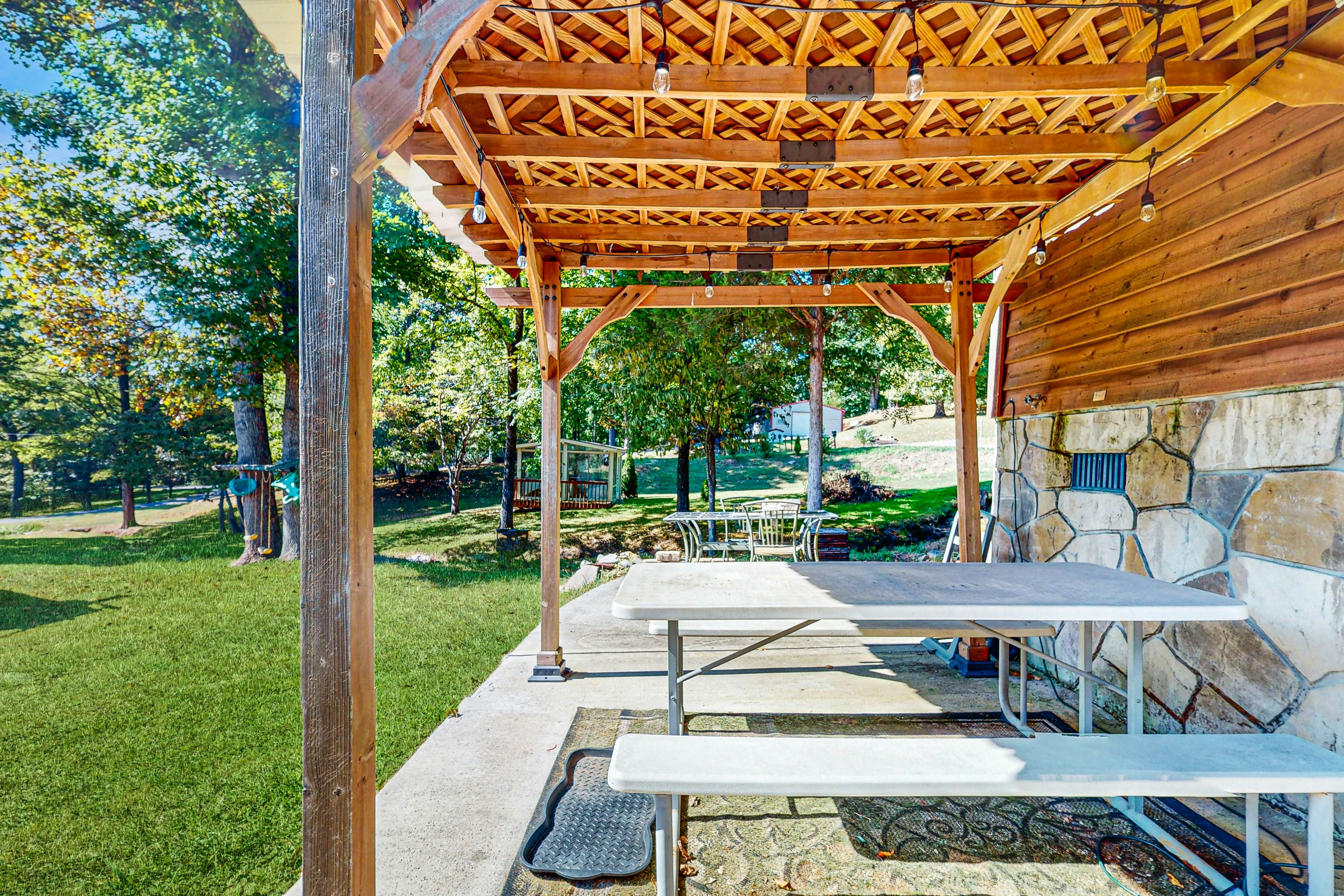 Charming Cabin with Fire Pit, WiFi, Picnic Area & Free Attraction Tickets