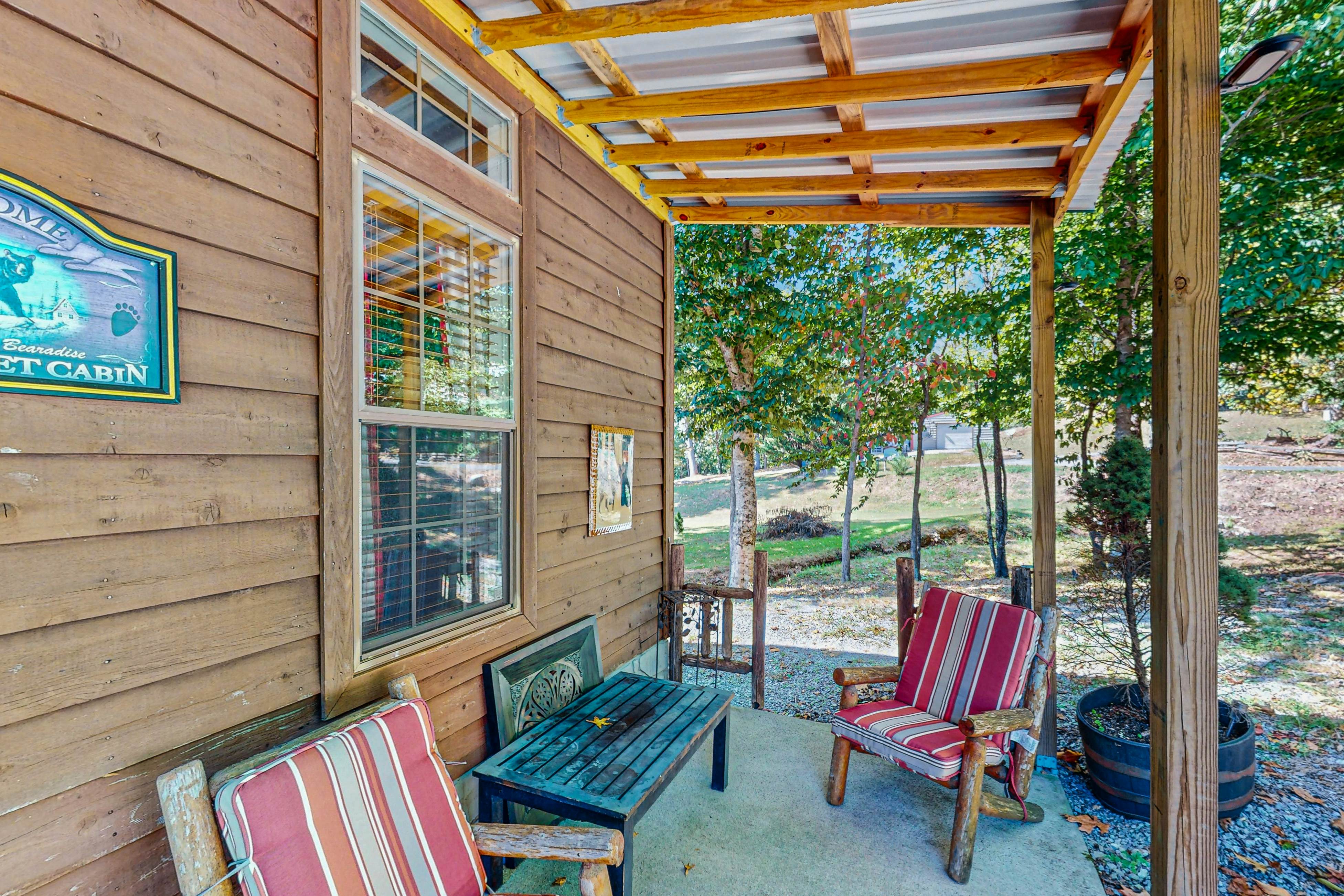 Charming Cabin with Fire Pit, WiFi, Picnic Area & Free Attraction Tickets