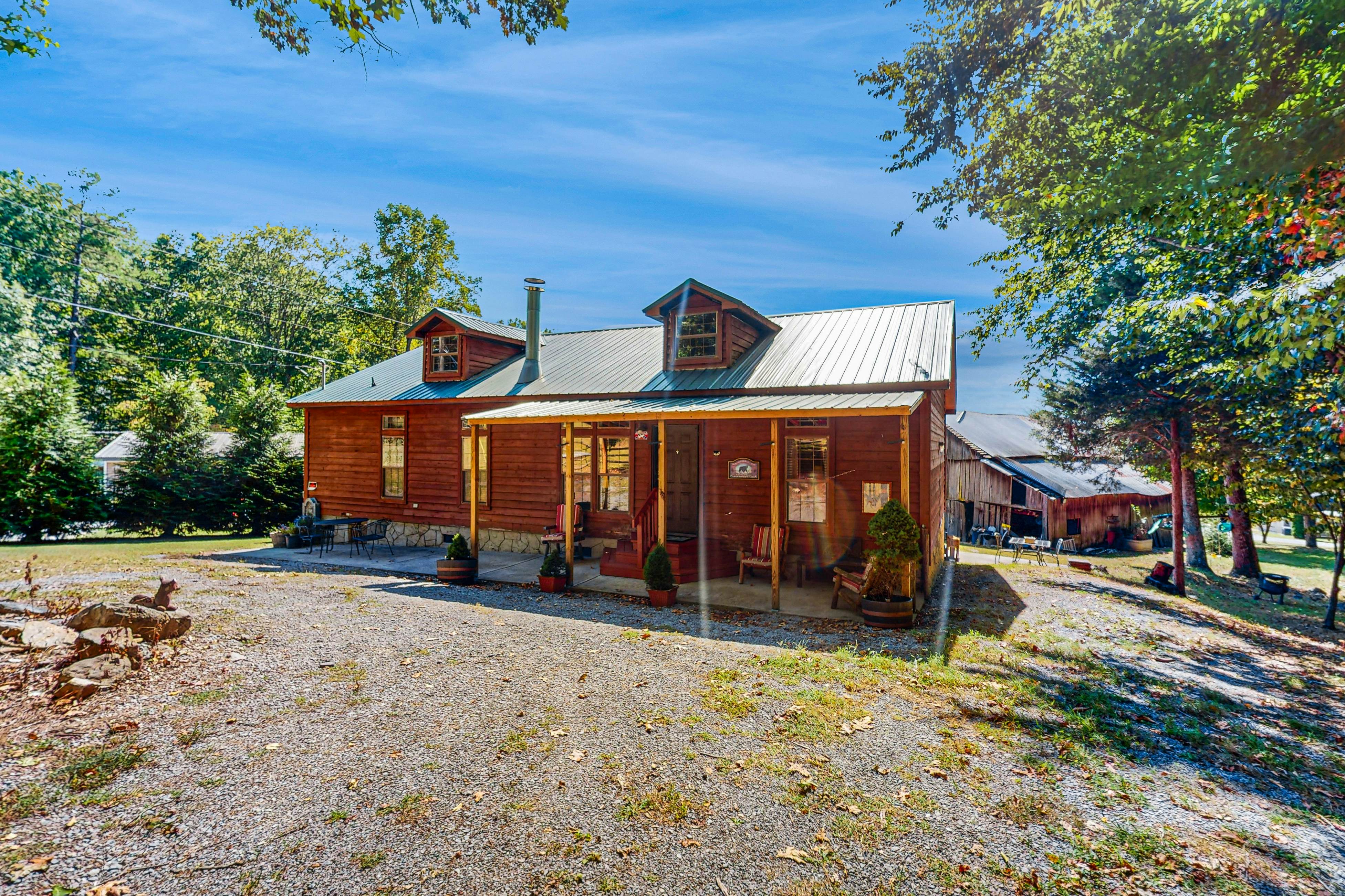 Charming Cabin with Fire Pit, WiFi, Picnic Area & Free Attraction Tickets